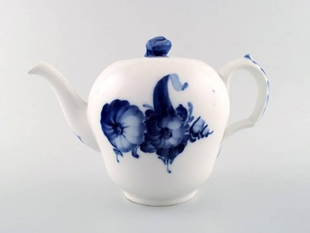 Royal Copenhagen Blue flower braided Tea pot.
Number 10/8244.
Height 16 cm.
1. factory quality. In perfect condition