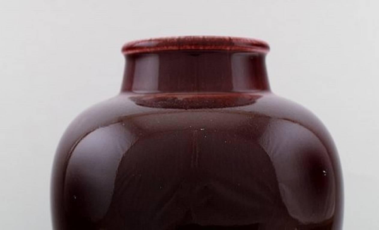 B&G/Bing & Grondahl, Valdemar Pedersen stoneware vase.
Oxblood glaze.
1. quality.
Perfect condition.
Measures: 28 cm. x 20 cm.