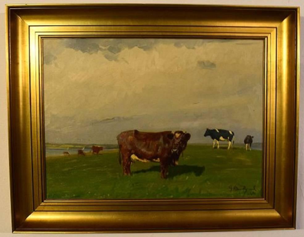 Gunnar Bundgaard (f. Aalborg 1920, d. 2005): Cows on the field.
Oil on canvas.
Signed: G. Bundgaard. Dated 53.
Measures: 64 cm. x 49 cm.
The golden frame is 9.5 cm. wide.
In perfect condition.