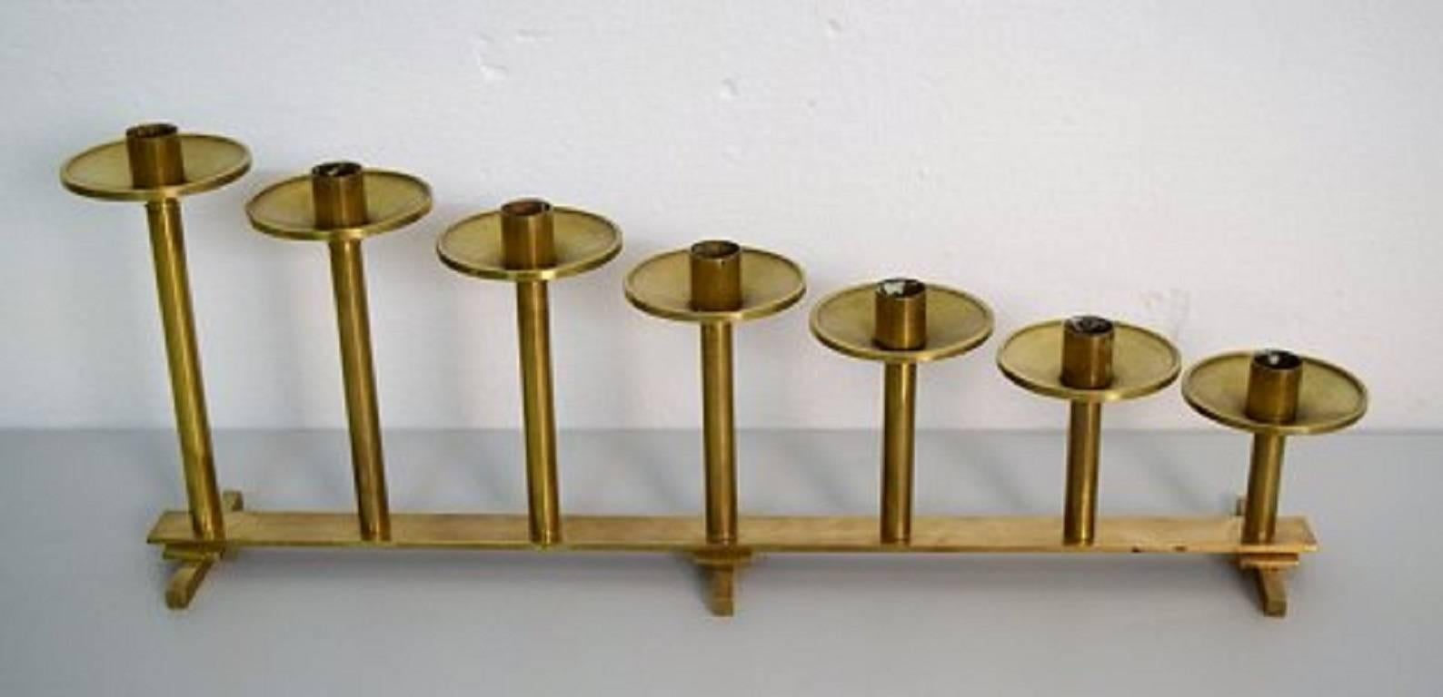 Large floor candlestick in brass for seven-light.
In perfect condition.
Measures 63 x 22 cm.