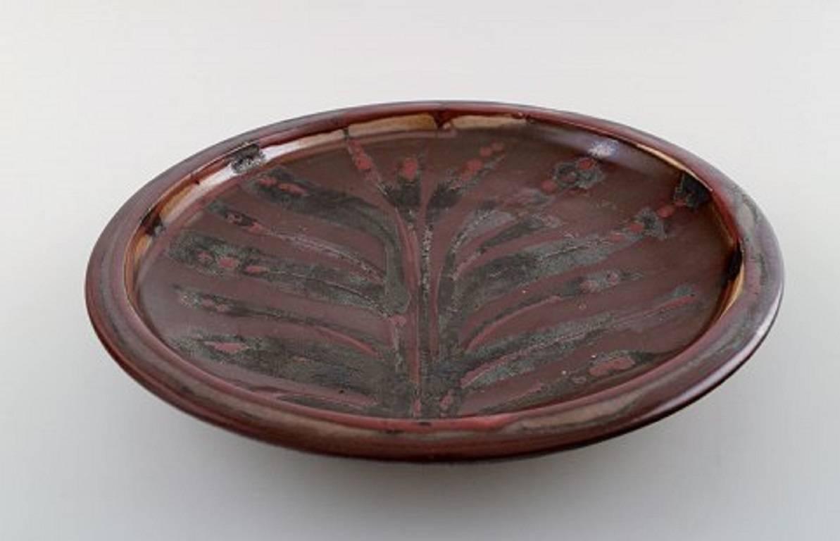 Robin Hopper, English / Canadian ceramist.
Ceramic dish in luster glaze.
Approximately 1980s.
In perfect condition.
Measures: 26 cm. x 4 cm.
Signed
