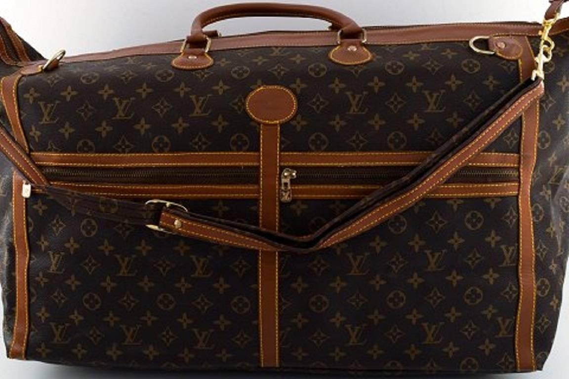 Louis Vuitton: Large vintage travel bag of monogram canvas with two leather handles, leather trimmings, brass fittings, two exterior zip compartment.
Measures approx. 70 cm. x 38 cm.
In very good condition, minor wear.