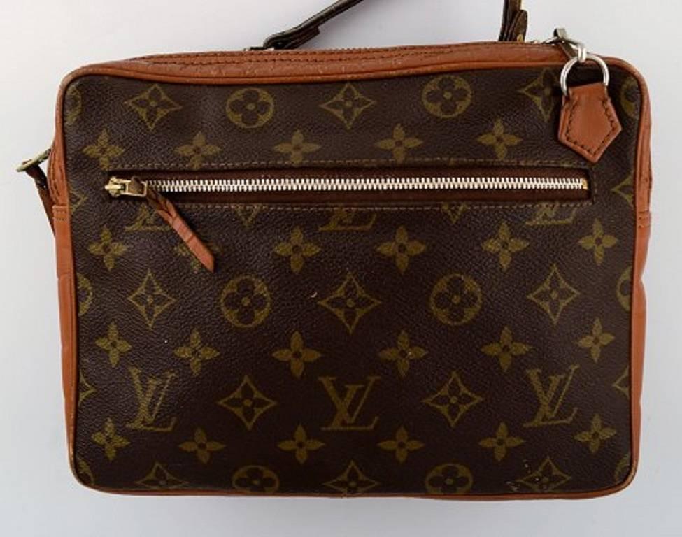 Louis Vuitton. Vintage men's bag. Monogram canvas.
Measures: 25 cm. x 20 cm.
Exterior with zipper compartment.
Trimmings of leather.
Adjustable shoulder strap.
In very good condition with fine patina.
