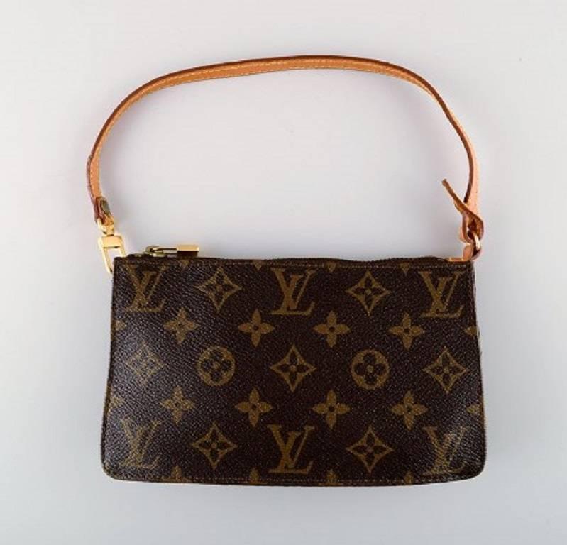 Louis Vuitton. Vintage bag. Monogram canvas.
Measures: 20 cm. x 11.5 cm.
Trimmings of leather.
Adjustable shoulder strap.
In very good condition with fine patina.