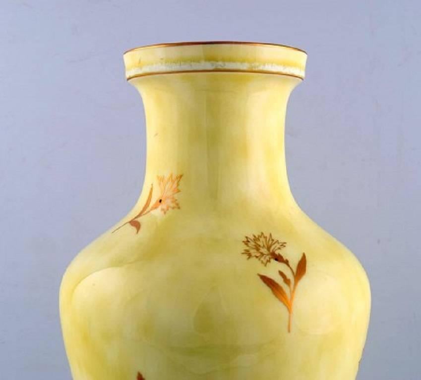 Large Sevres vase in porcelain with yellow glaze.
Decorated with flowers in gold.
In perfect condition.
Measures 34 cm x 16 cm.