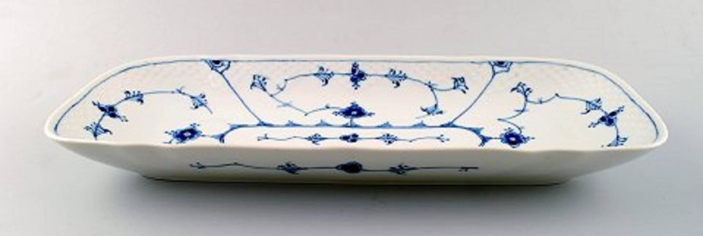 Bing & Grondahl / B&G blue fluted rectangular large celery dish.
Measures: 38 x 15 x 5 cm. 
Number 378.
1. Quality, in perfect condition.