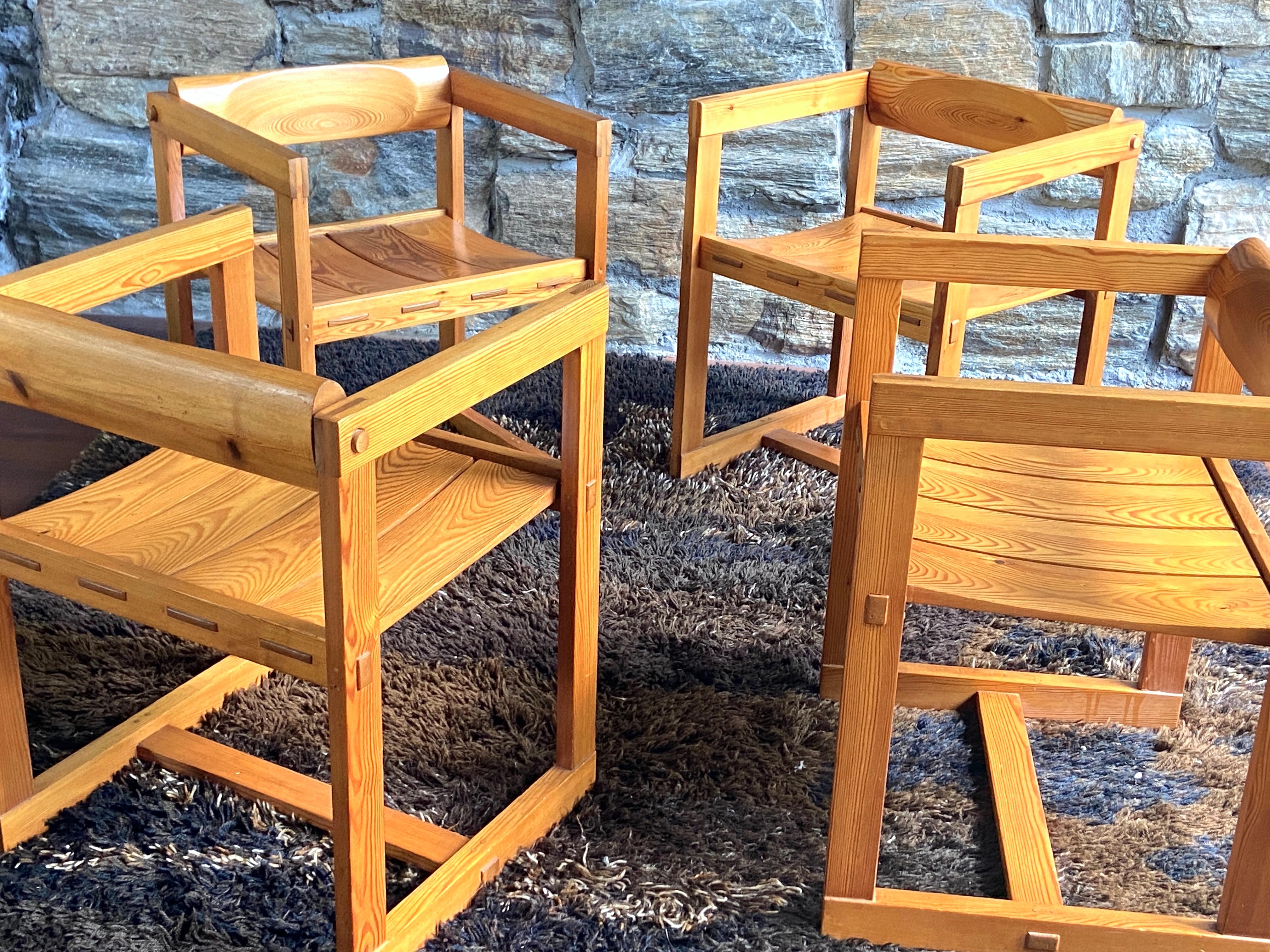 Brutalisme Ensemble de quatre chaises de salle à manger de la série Trybo, modèle 313, datant des années 1960 - Norvège en vente