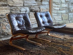 Pair of 1970'sNorwegian leather Kengu lounge chairs by Elsa and Nordahl Solheim