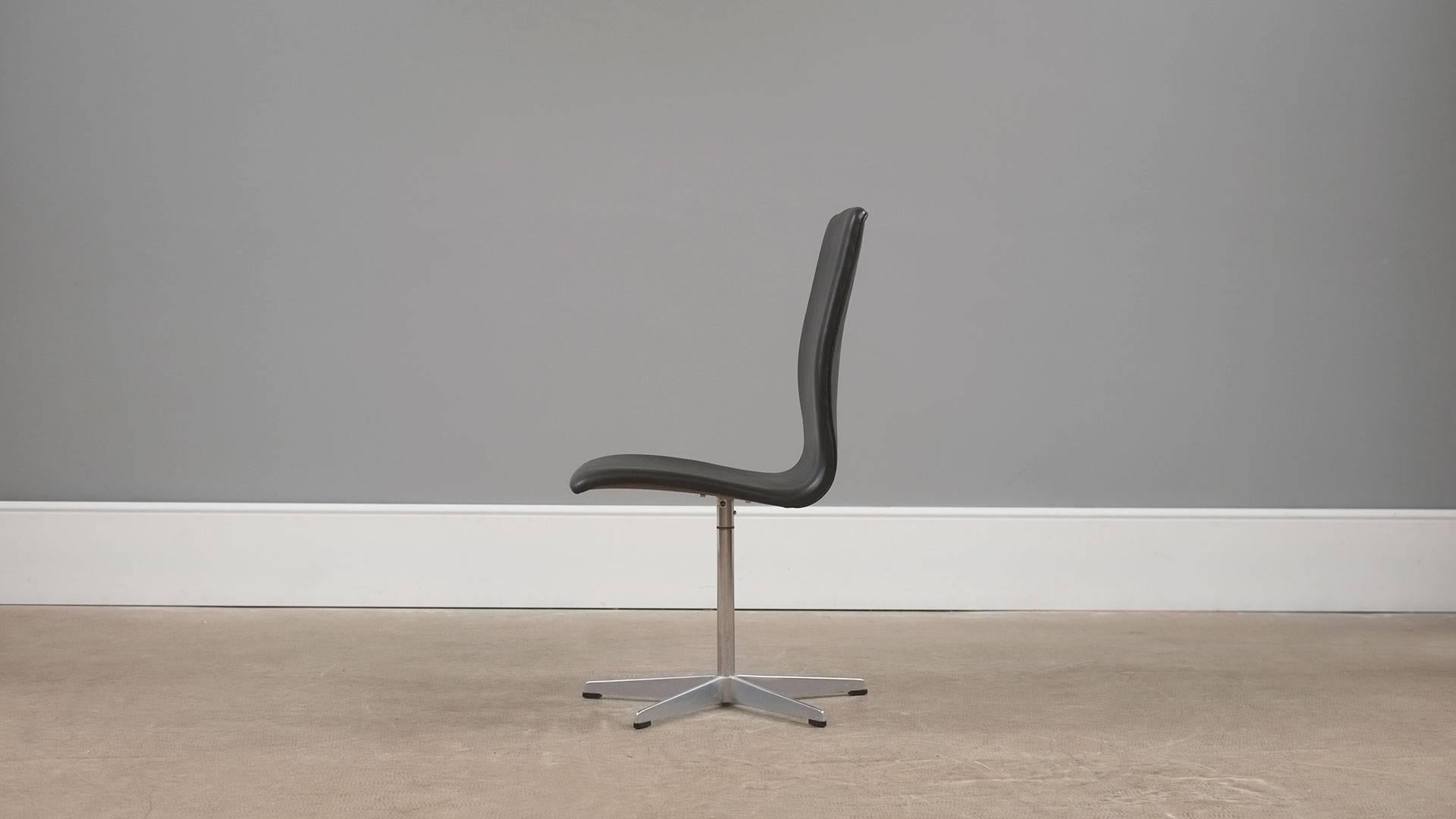 Ultra elegant early Oxford chair in beautiful patinated old leather designed by Arne Jacobsen for Fritz Hansen, Denmark. This example produced in 1971.