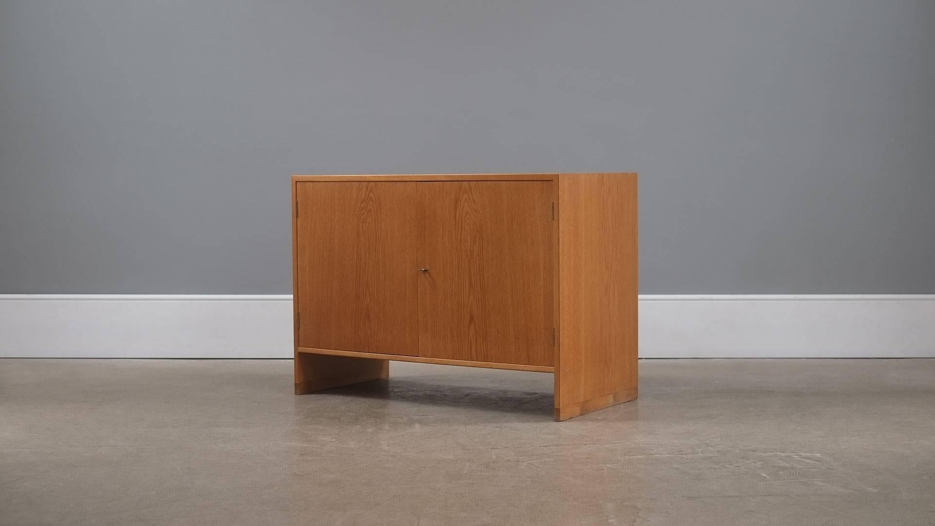 Beautiful cabinet in oak with brass handle designed by Hans Wegner for R Y Mobler, Denmark. Simple, elegant and high quality piece of Wegner storage.