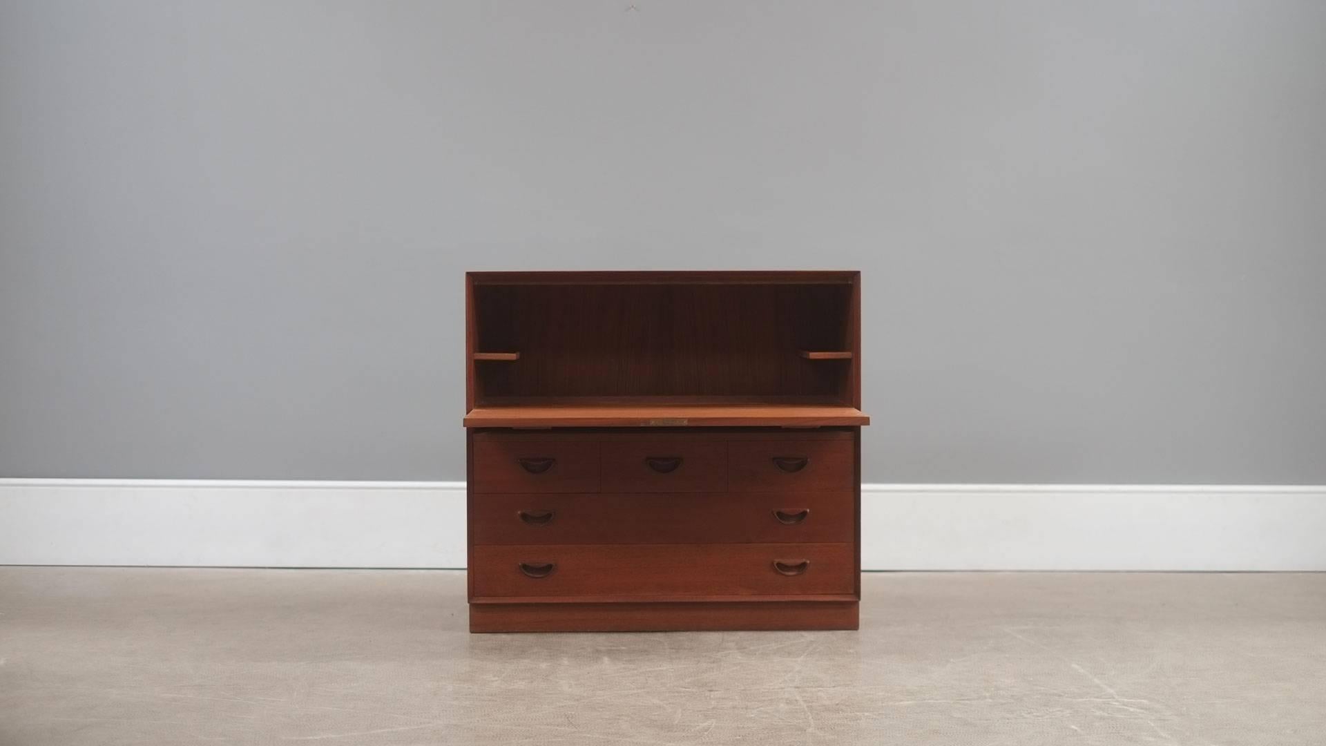 Super sought after and beautiful cabinet in solid teak with lovely details designed by Peter Hvidt and Orla Molgaard Nielsen for Soborg Mobler, Denmark. Fantastic piece, wonderful quality.