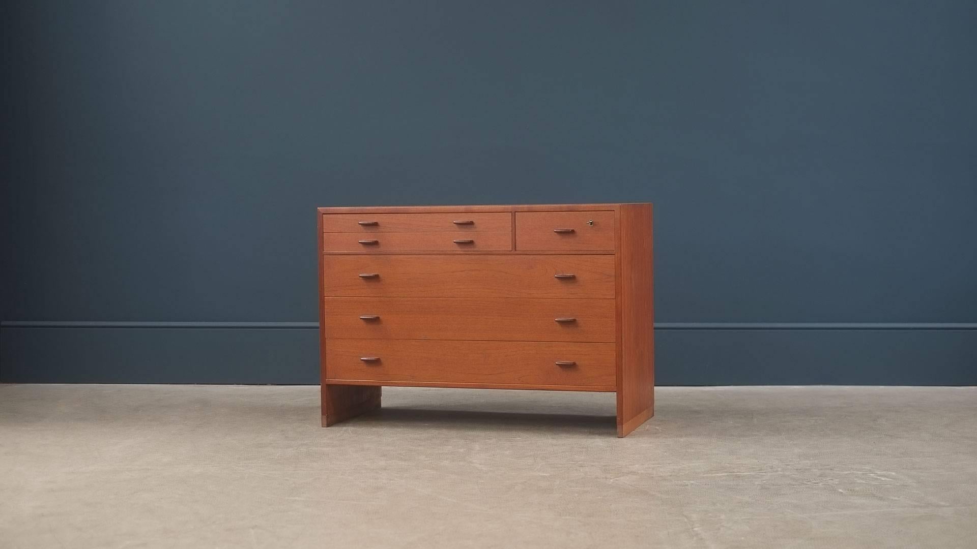 Wonderful dresser/ chest of drawers in teak designed by Hans Wegner for Ry Mobler, Denmark. Superb quality and beautiful details. Great piece.