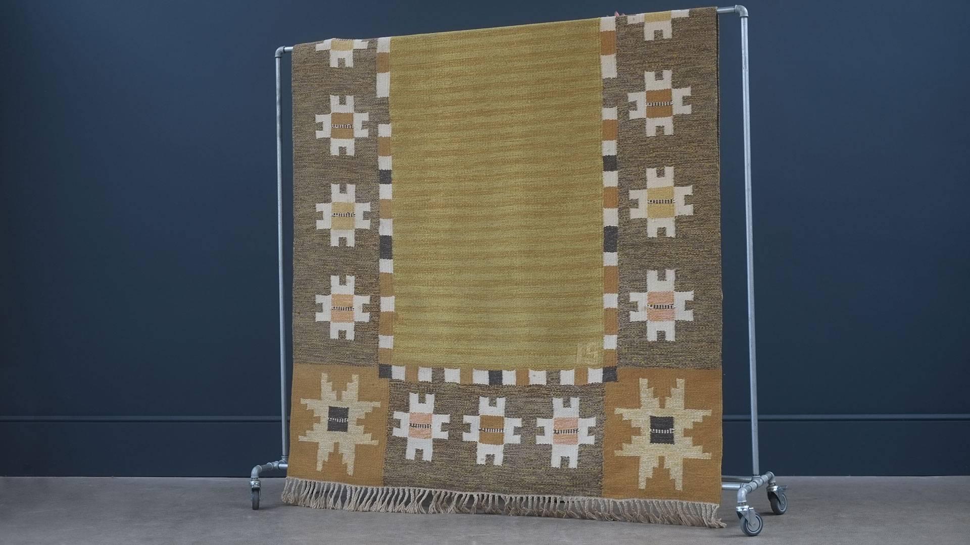 Beautiful vintage handwoven Swedish flat-weave rug designed by Ingegerd Silow. Wonderful design with a subtle colour palette.
 