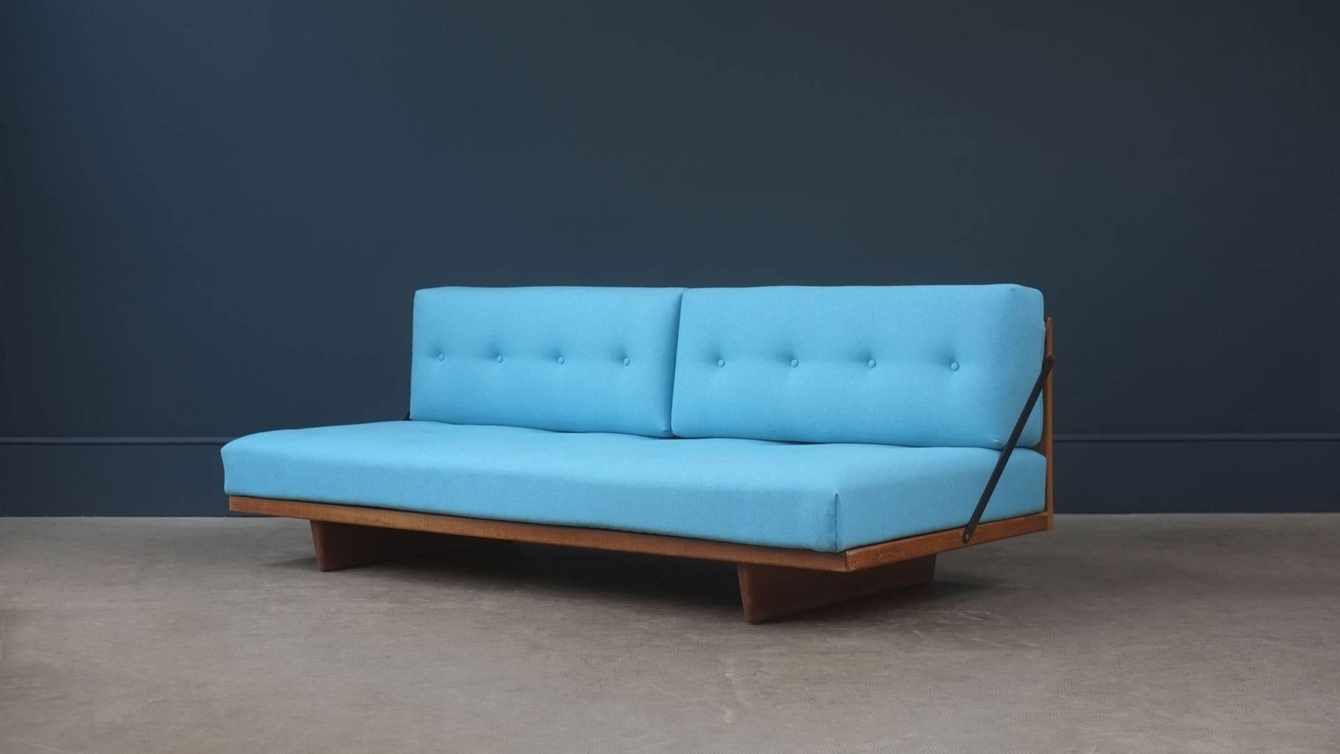 Rare and beautiful daybed in solid oak with refurbished and reupholstered original fully sprung cushions designed by Borge Mogensen for Fredericia, Denmark. Seldom seen wonderful piece of Danish design.