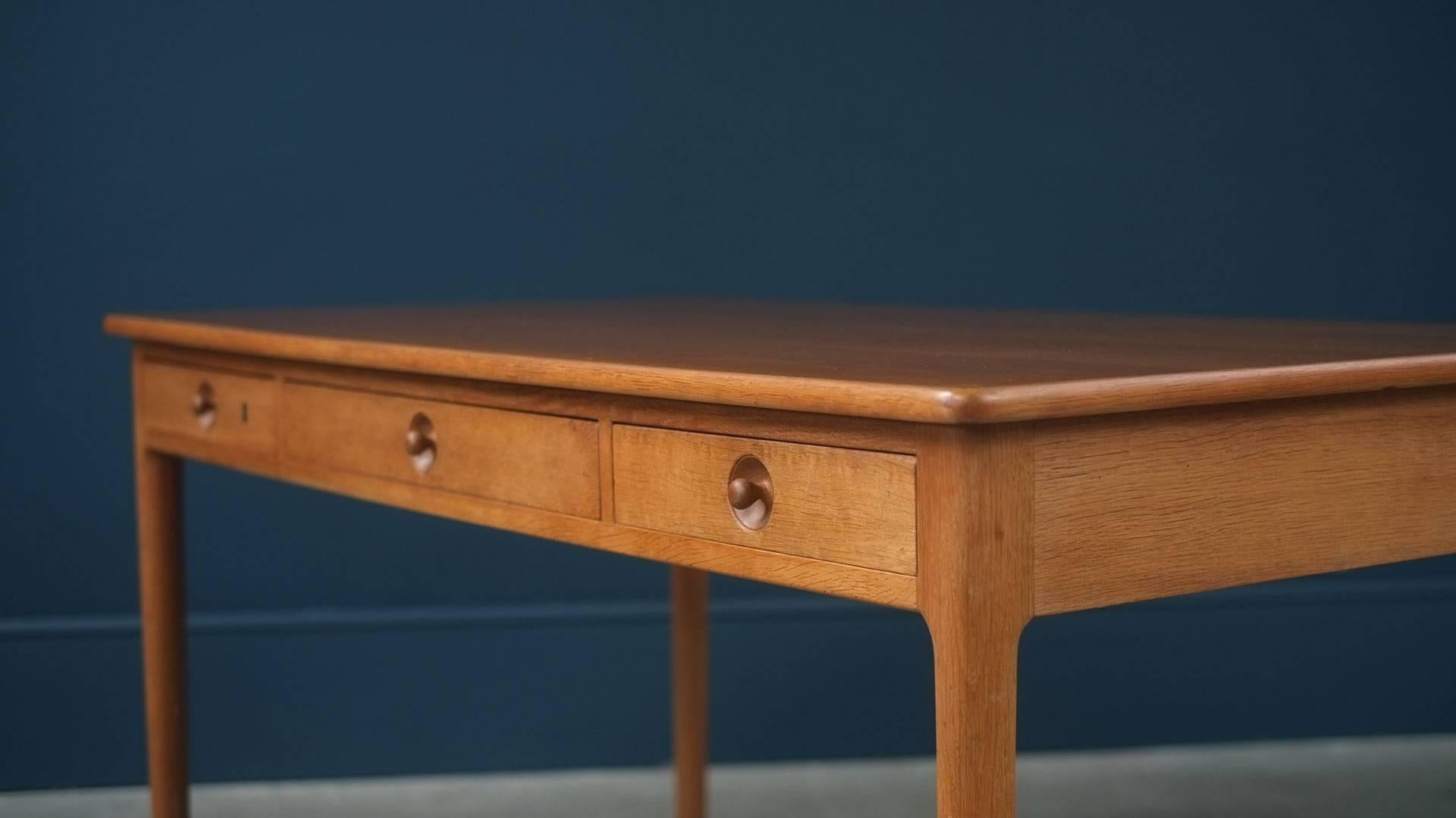 Fantastic desk in oak designed by Hans Wegner for Andreas Tuck, Denmark. Classic and elegant piece with wonderful details.