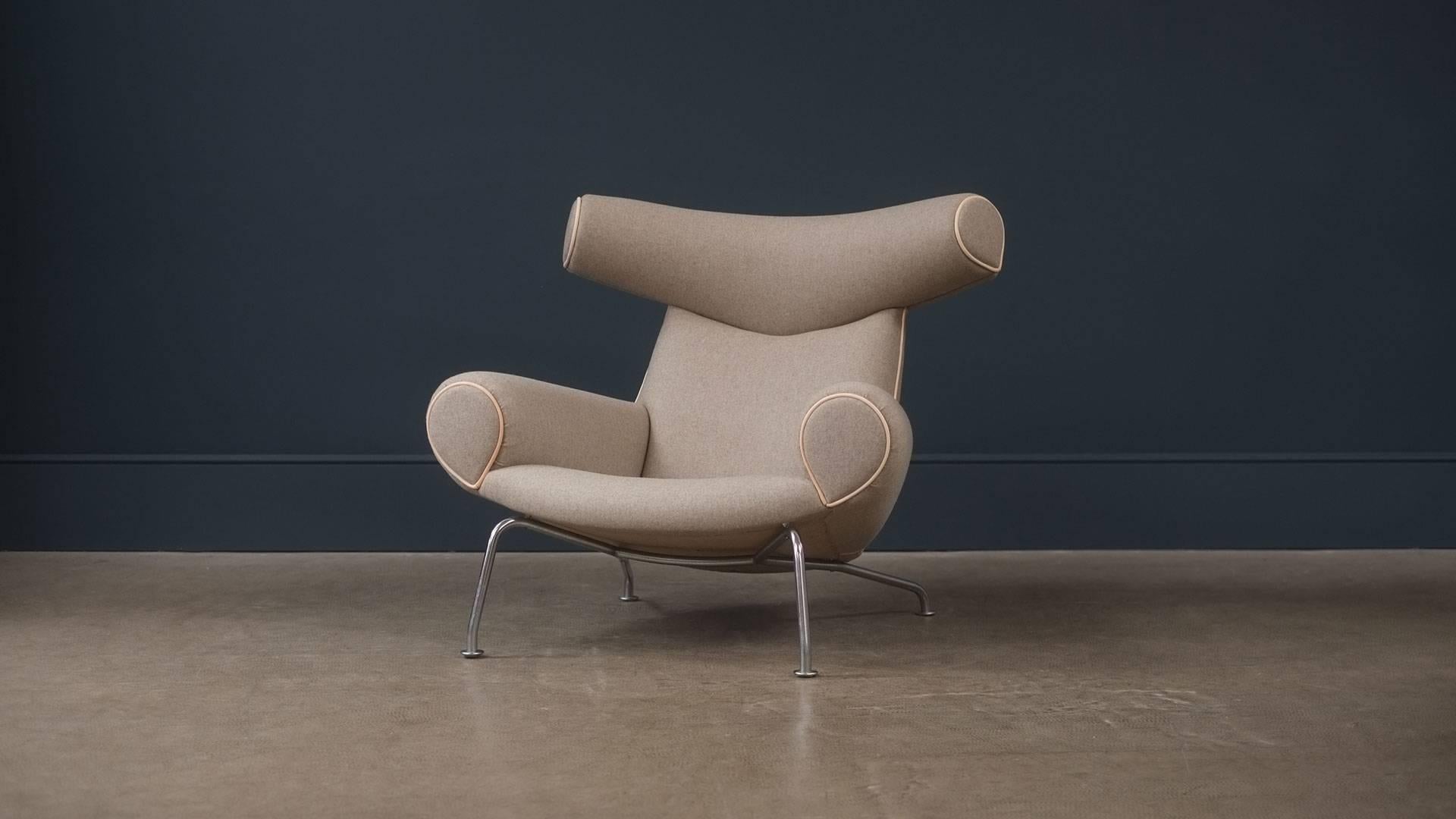 Amazing original Ox chair, model AP46, designed by Hans Wegner for AP Stolen, Denmark, 1960. Early example fully refurbished and reupholstered in grey / beige wool by Warwick and natural leather piping. Wonderful and ultra rare piece of super