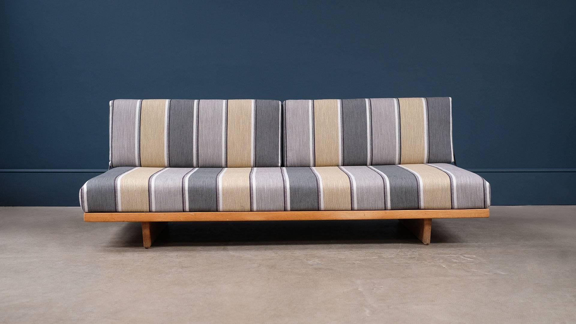 Rare and beautiful daybed or studio couch in solid oak with refurbished and beautifully reupholstered original fully sprung cushions designed by Børge Mogensen for Fredericia, Denmark. Seldom seen wonderful piece of Danish design. New fabric by