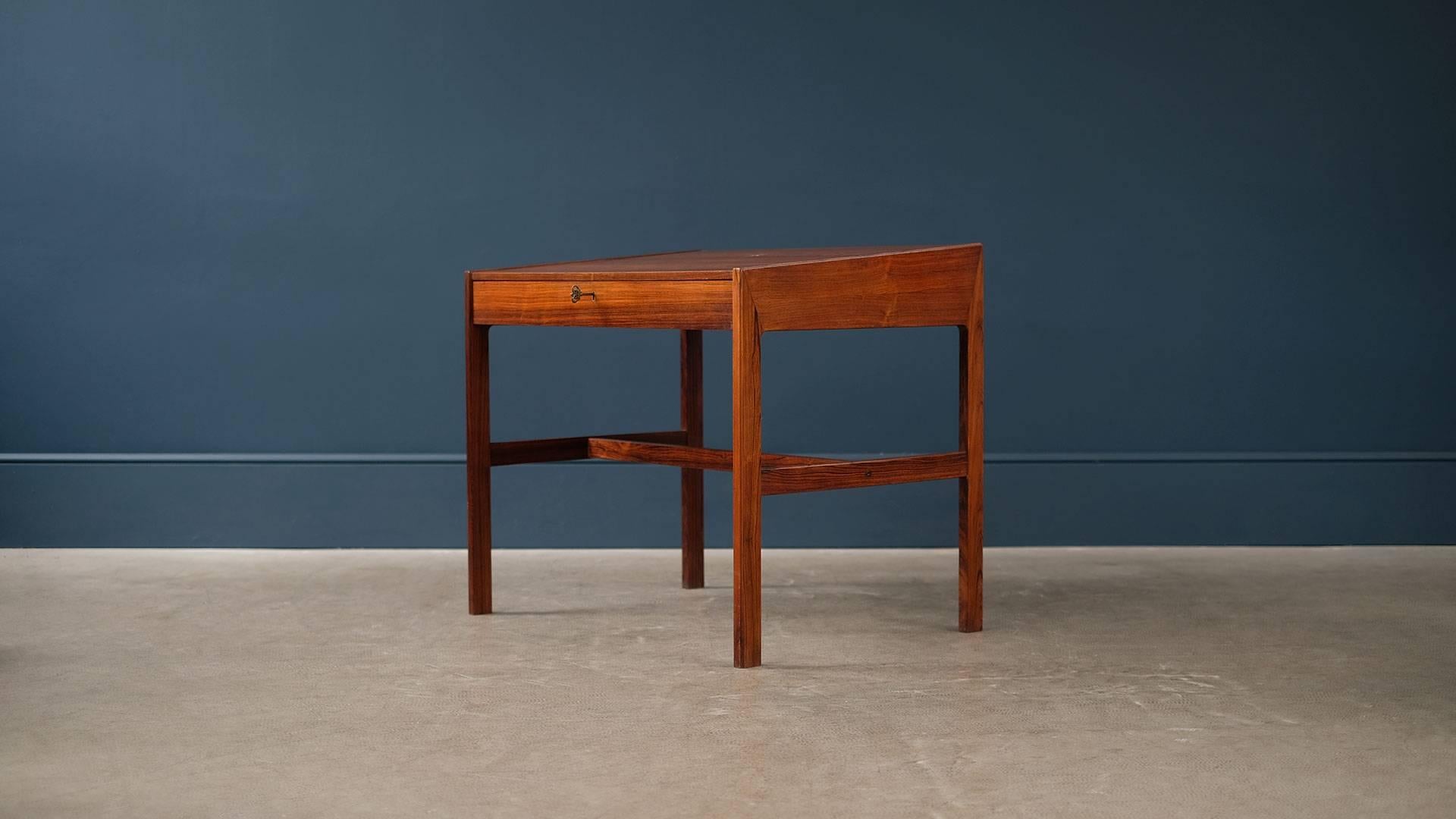 Beautiful desk or dressing table in wonderfully figured rosewood designed by Arne Wahl Iversen for Vinde Mobelfabrik, Denmark. Very elegant proportions, superb detailing and super high quality. Great and rare piece.