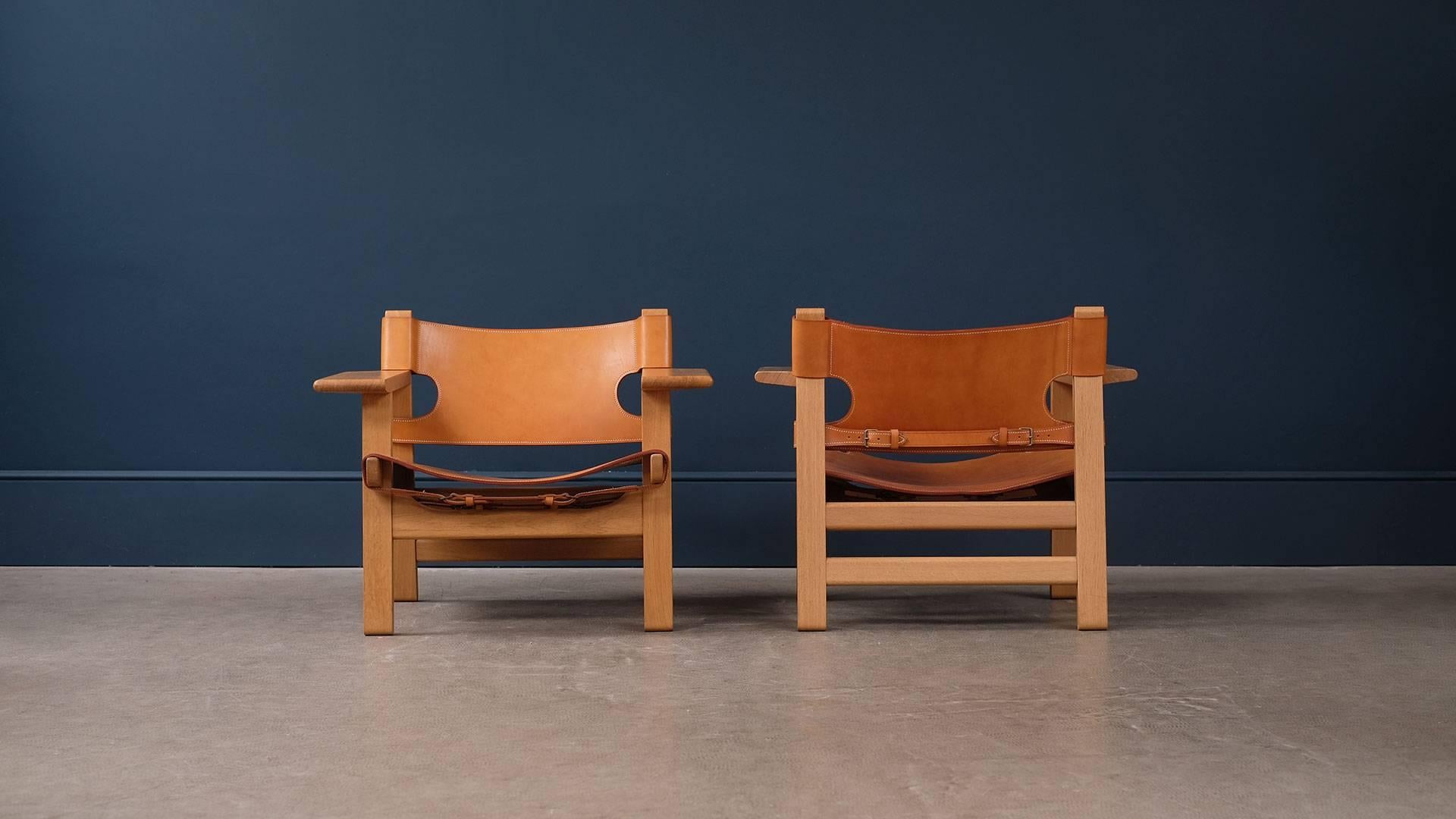Beautiful pair of Spanish chairs designed by Borge Mogensen for Fredericia, Denmark. Wonderful solid oak frames and patinated saddle leather seats. Amazing chairs.