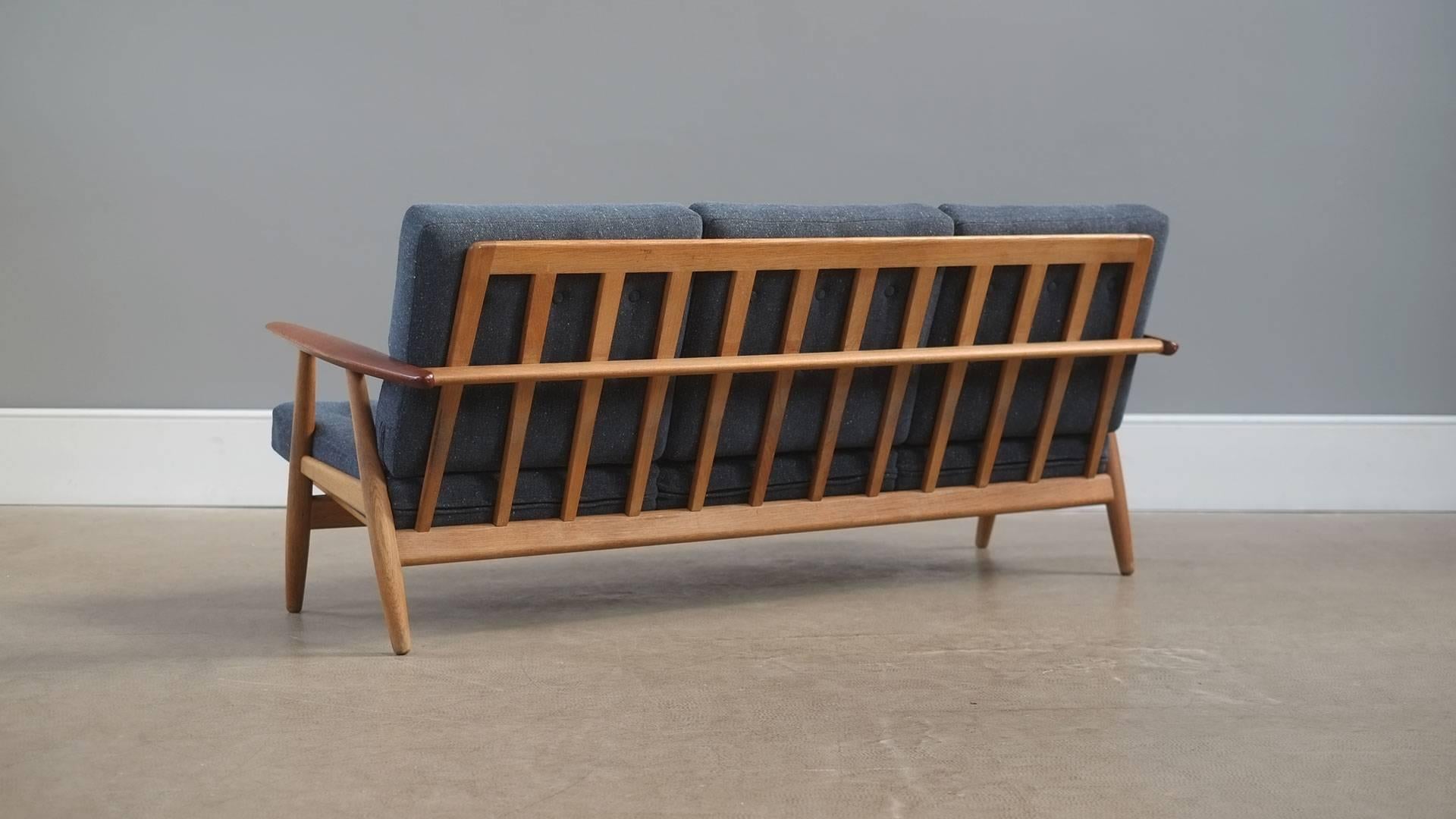 Hans Wegner Cigar Sofa In Good Condition In Epperstone, Nottinghamshire