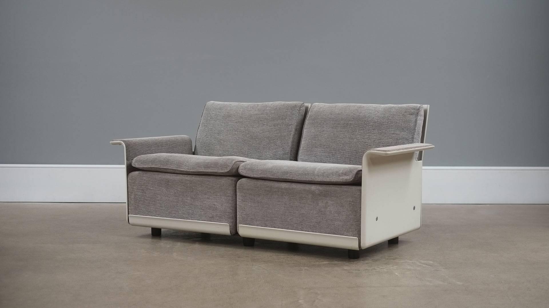 Wonderful example of Dieter Ram’s famous 620 Programme sofa for Vitsoe, Germany.
