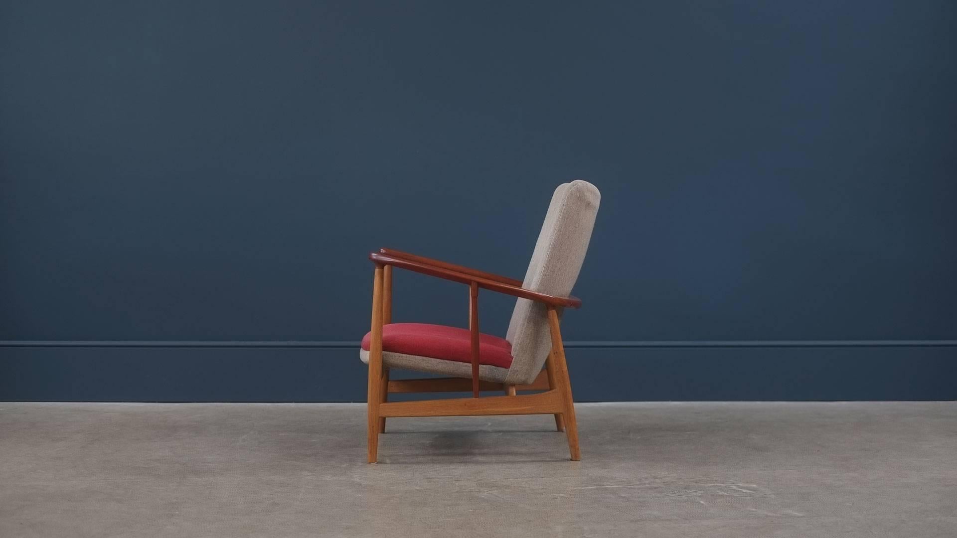 Monumental armchair model SW86 in sculptured solid oak with contrasting teak arms designed by Finn Juhl for Soren Willadsen, 1953, Denmark. Wonderful quality armchair with superb detailing and great red and grey original upholstery. New upholstery