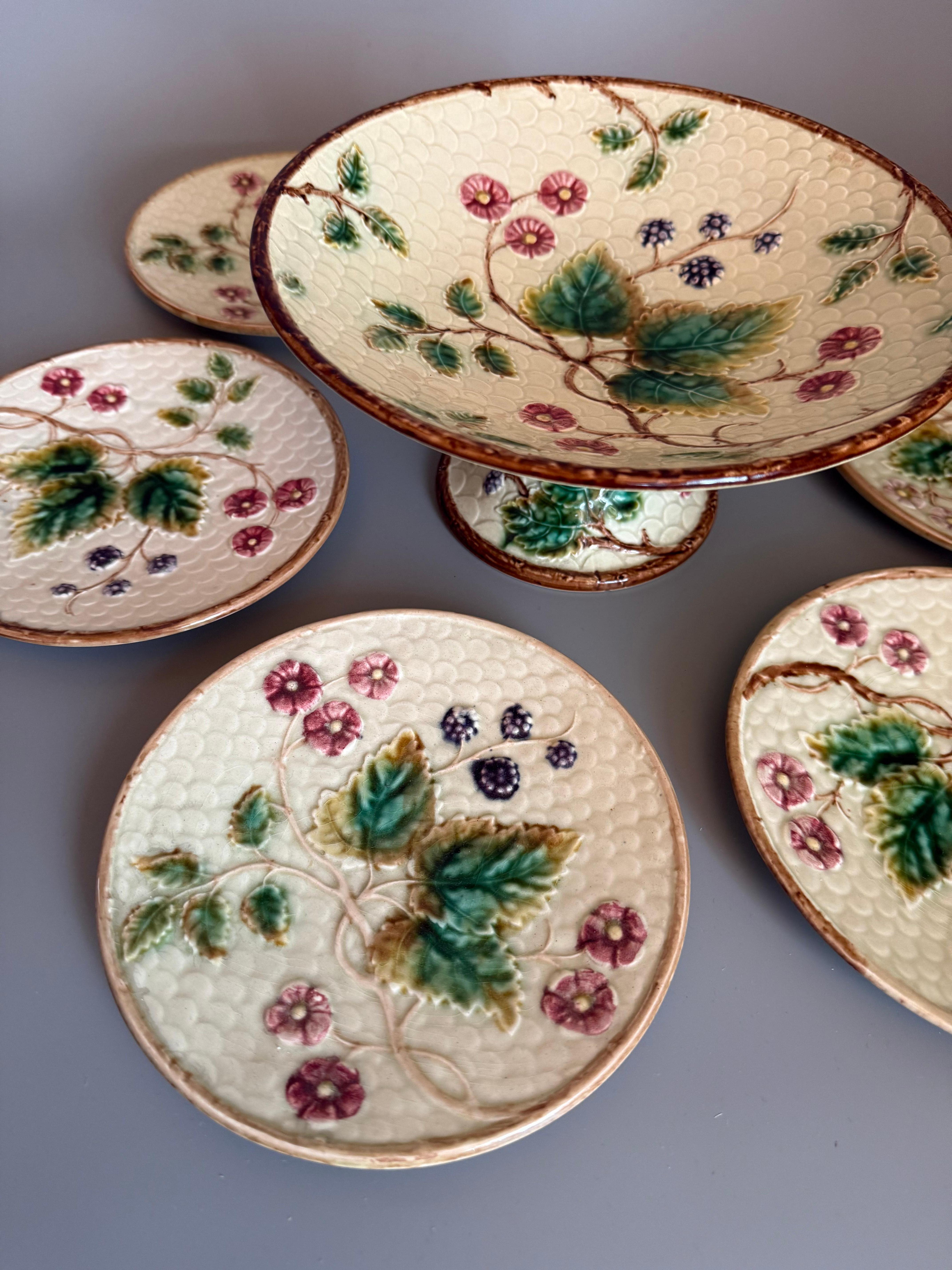 Jugendstil Majolika Brombeeren Sieben Stück Rörstrand Schweden 1910 (Glasiert) im Angebot