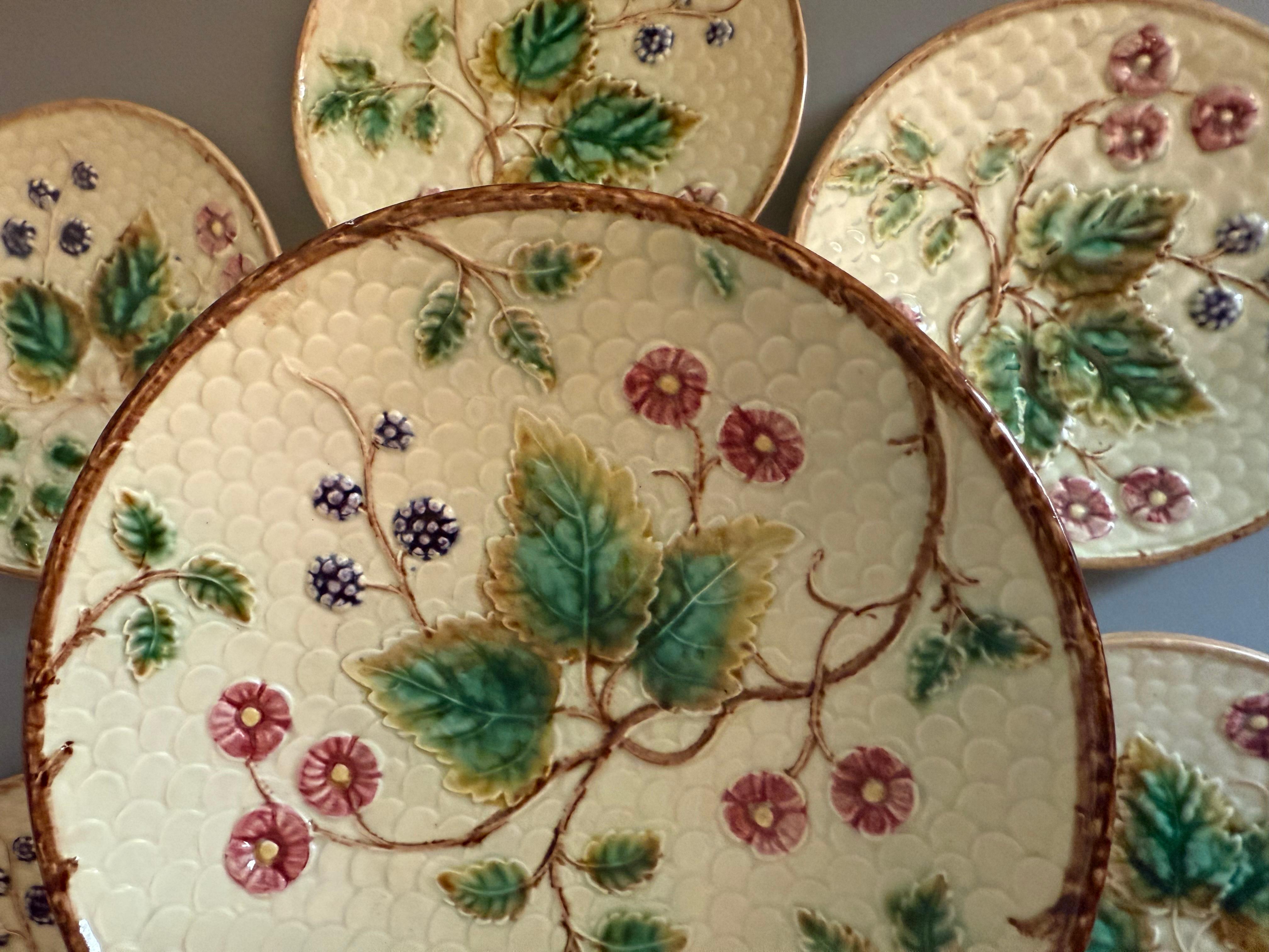 Jugendstil Majolika Brombeeren Sieben Stück Rörstrand Schweden 1910 (Frühes 20. Jahrhundert) im Angebot