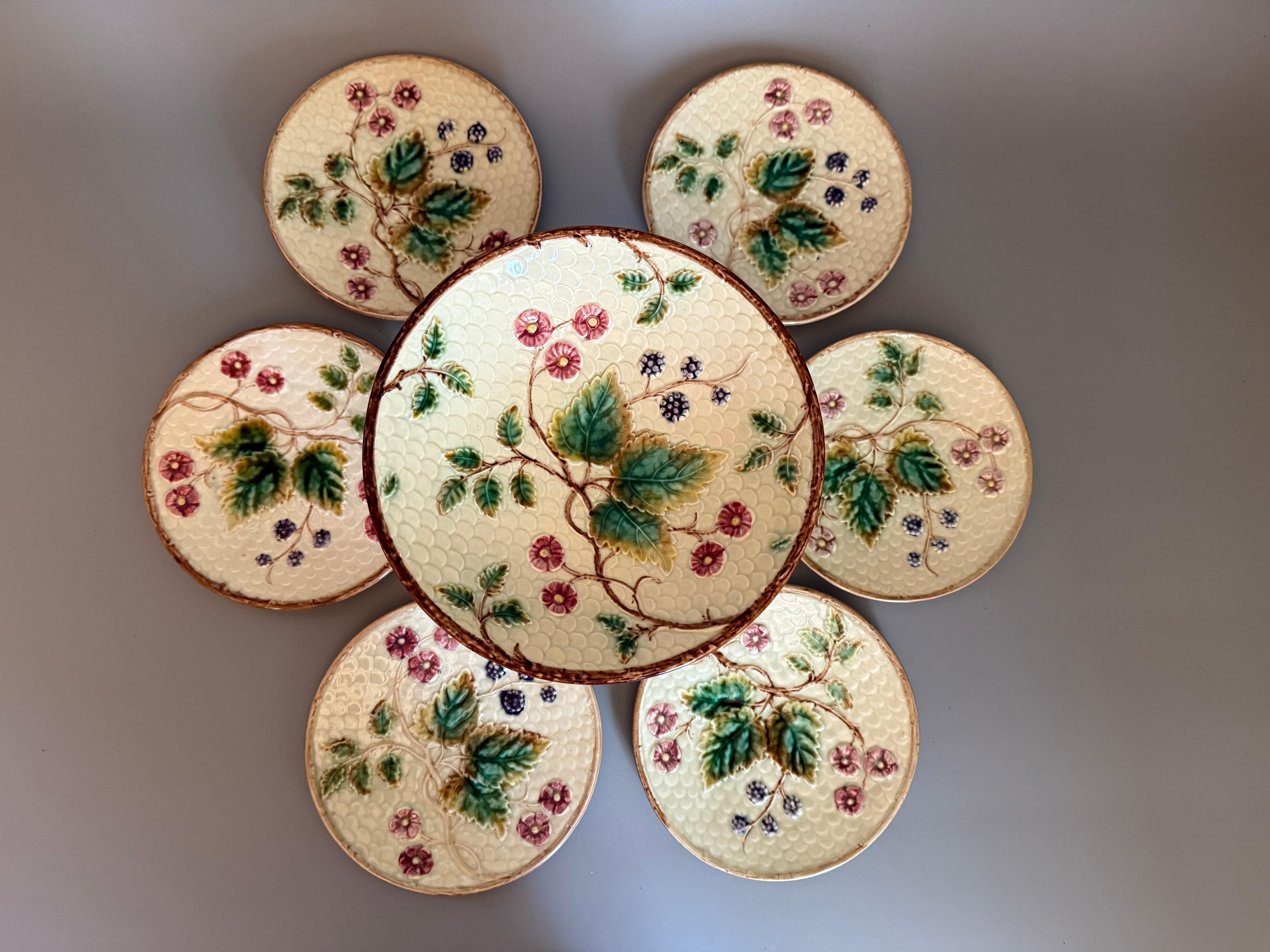 Jugendstil-Majolika-Set Rörstrand Schweden
Majolika ist eine Art Steingut, das mit einer opaken weißen Glasur überzogen und dann vor dem Brennen mit dekorativen Flecken und Oxiden bemalt wird. Durch dieses Verfahren entstehen die leuchtenden Farben