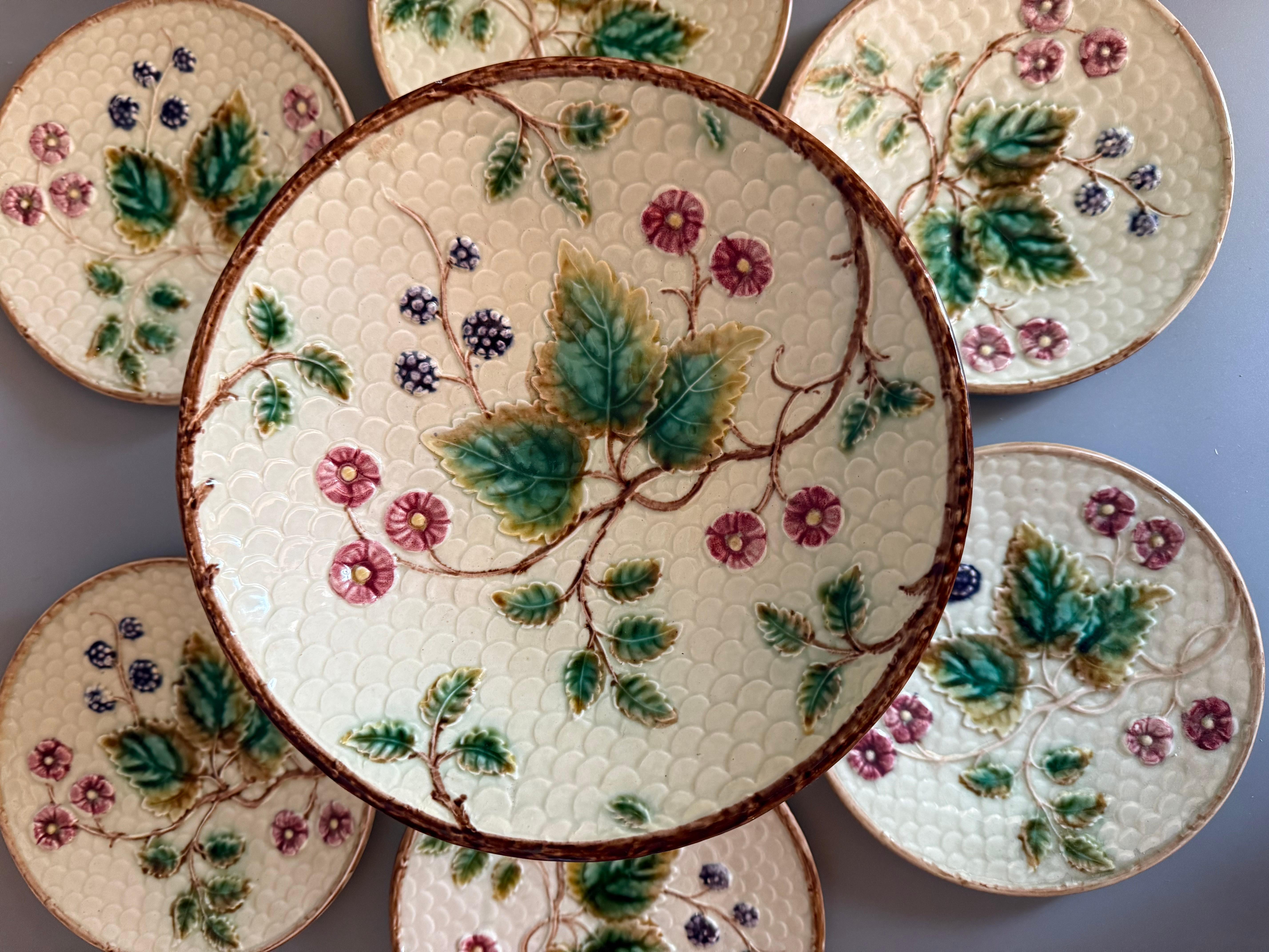 Jugendstil Majolika Brombeeren Sieben Stück Rörstrand Schweden 1910 im Zustand „Gut“ im Angebot in Uppsala , SE