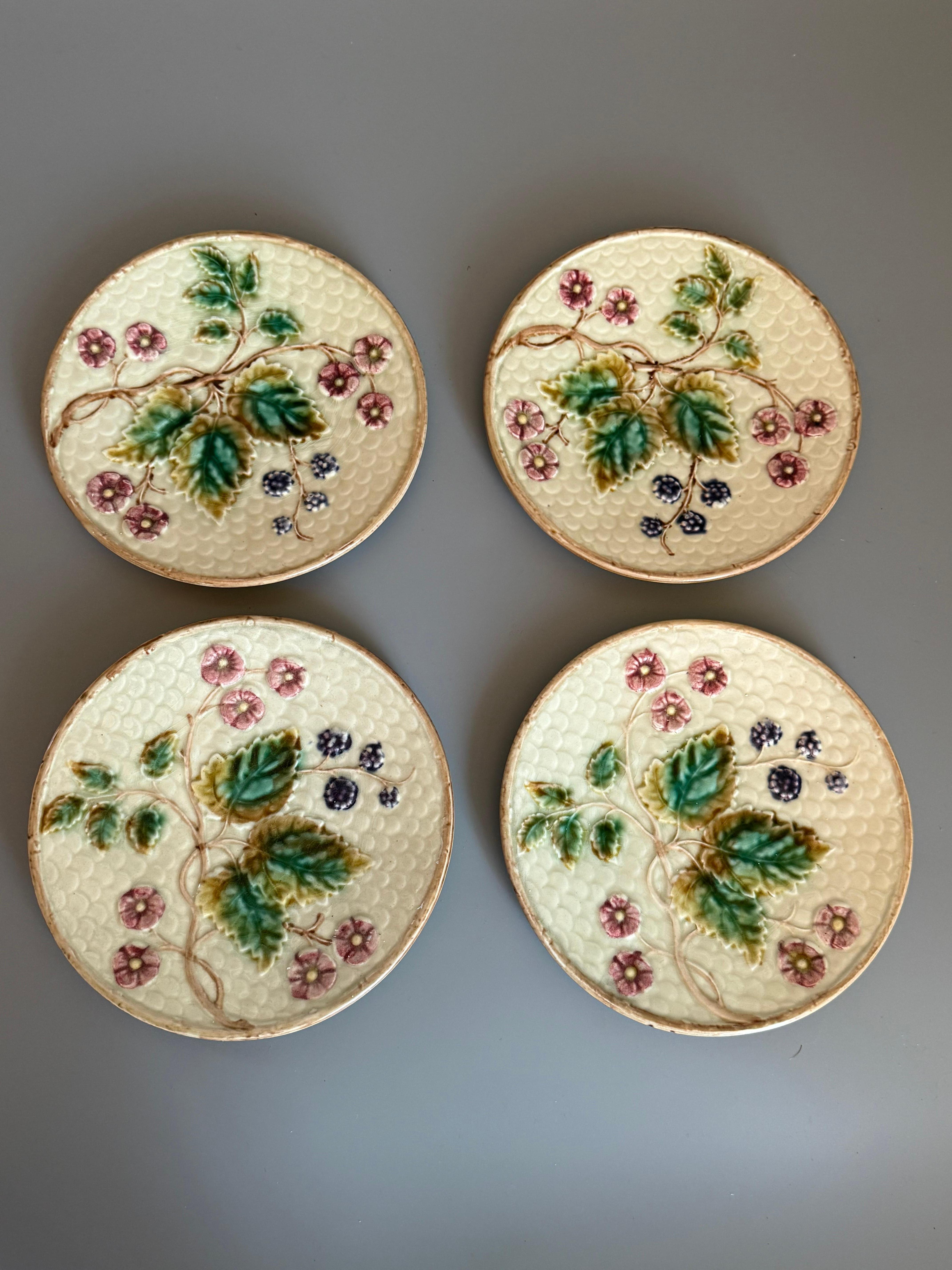 Set Art Nouveau Majolique Rörstrand Suède
La majolique est un type de faïence recouverte d'une glaçure blanche opaque, puis peinte de taches décoratives et d'oxydes avant la cuisson. Ce procédé permet d'obtenir les couleurs éclatantes et les motifs