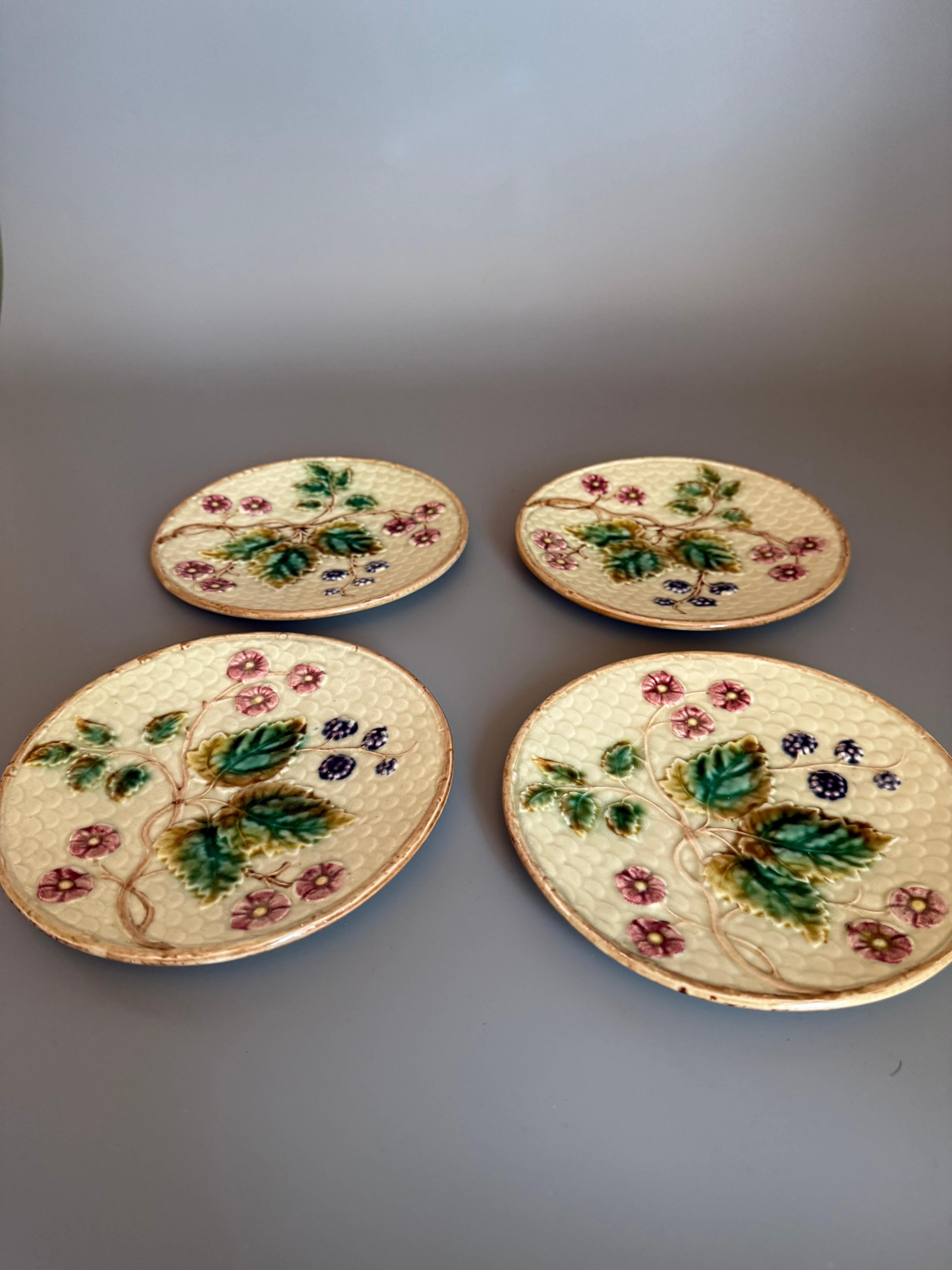 Suédois Art Nouveau Majolique Mûres Quatre Piates Rörstrand Suède 1910 en vente