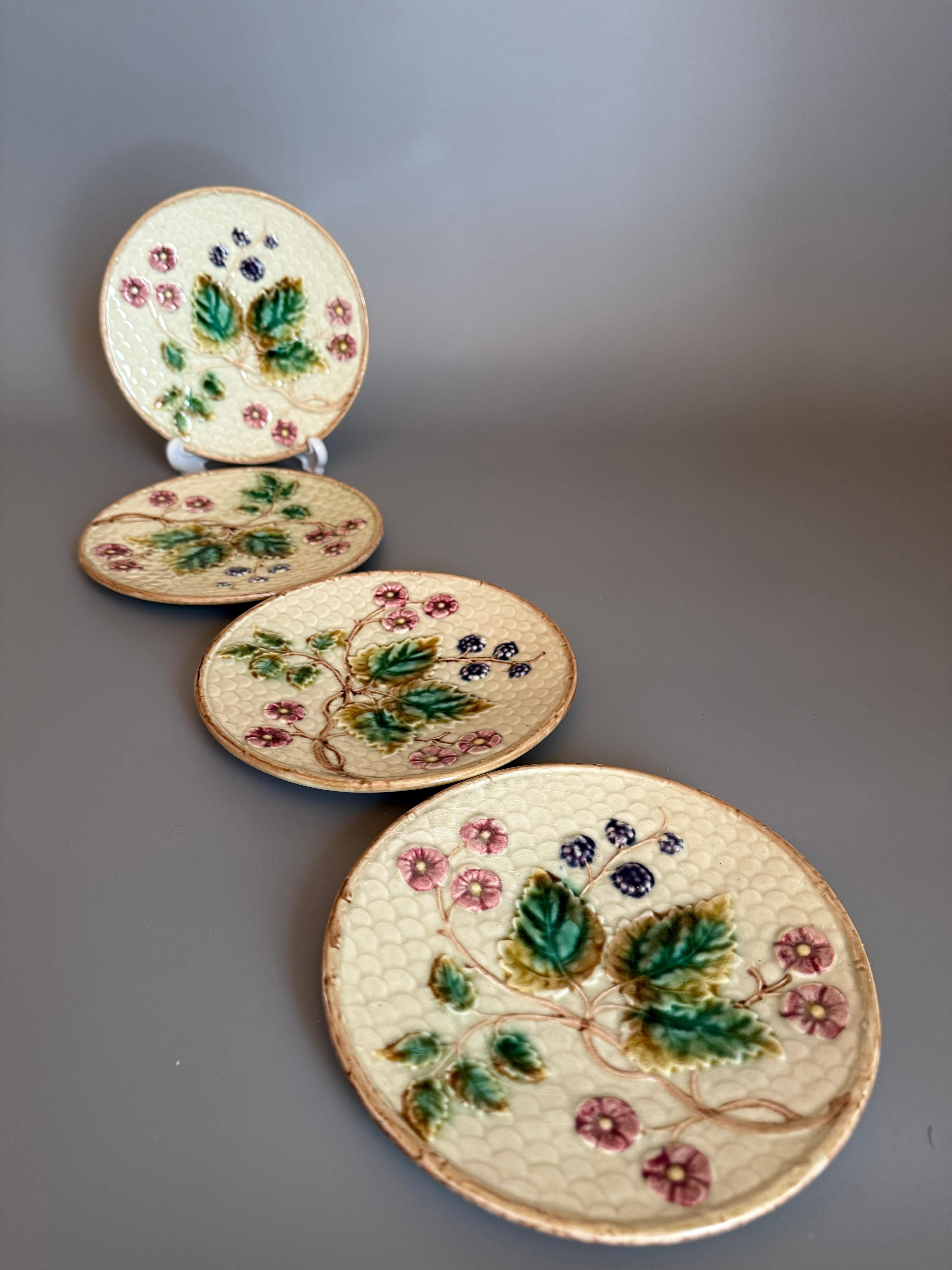 Début du 20ème siècle Art Nouveau Majolique Mûres Quatre Piates Rörstrand Suède 1910 en vente