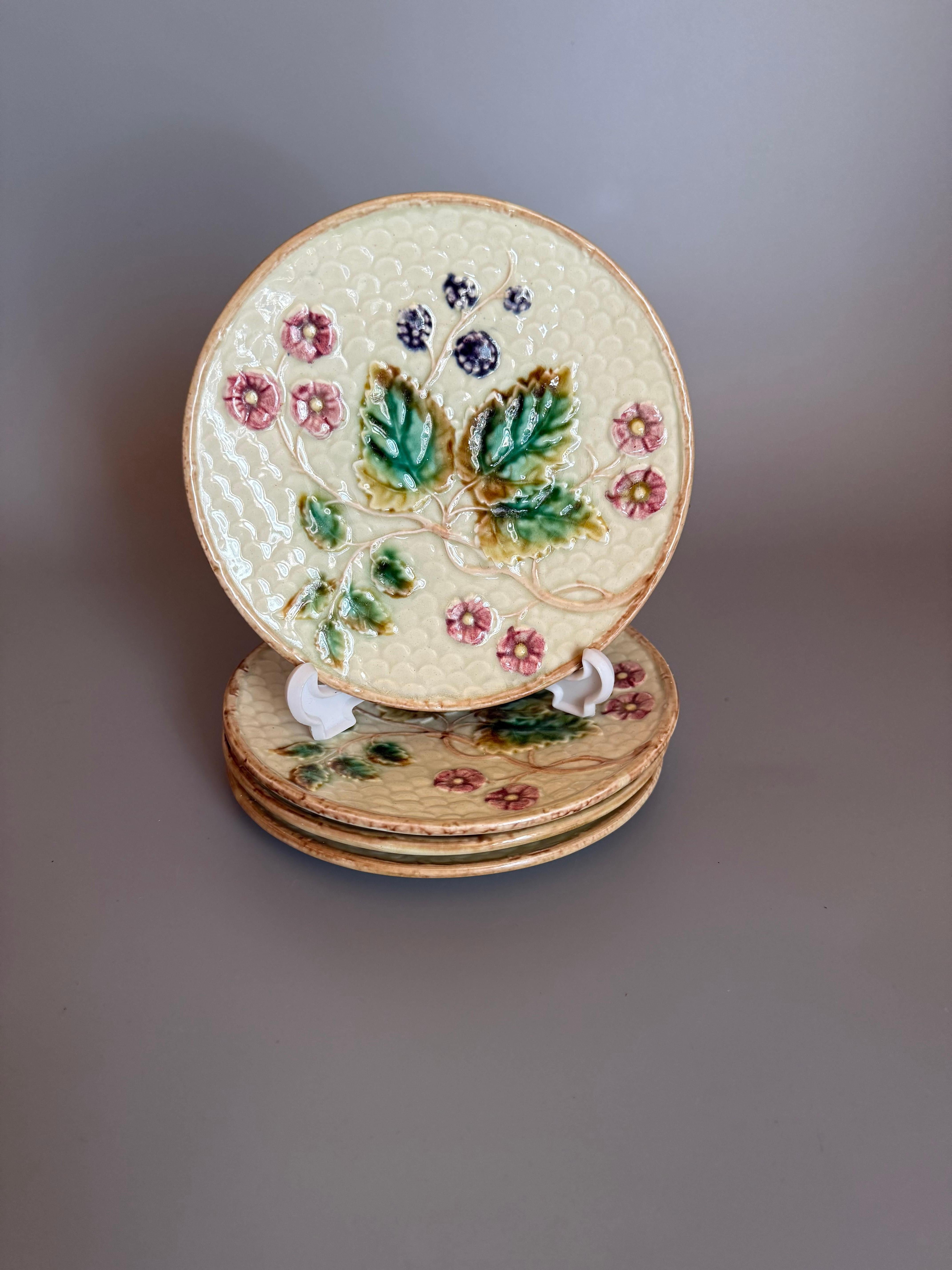 Céramique Art Nouveau Majolique Mûres Quatre Piates Rörstrand Suède 1910 en vente