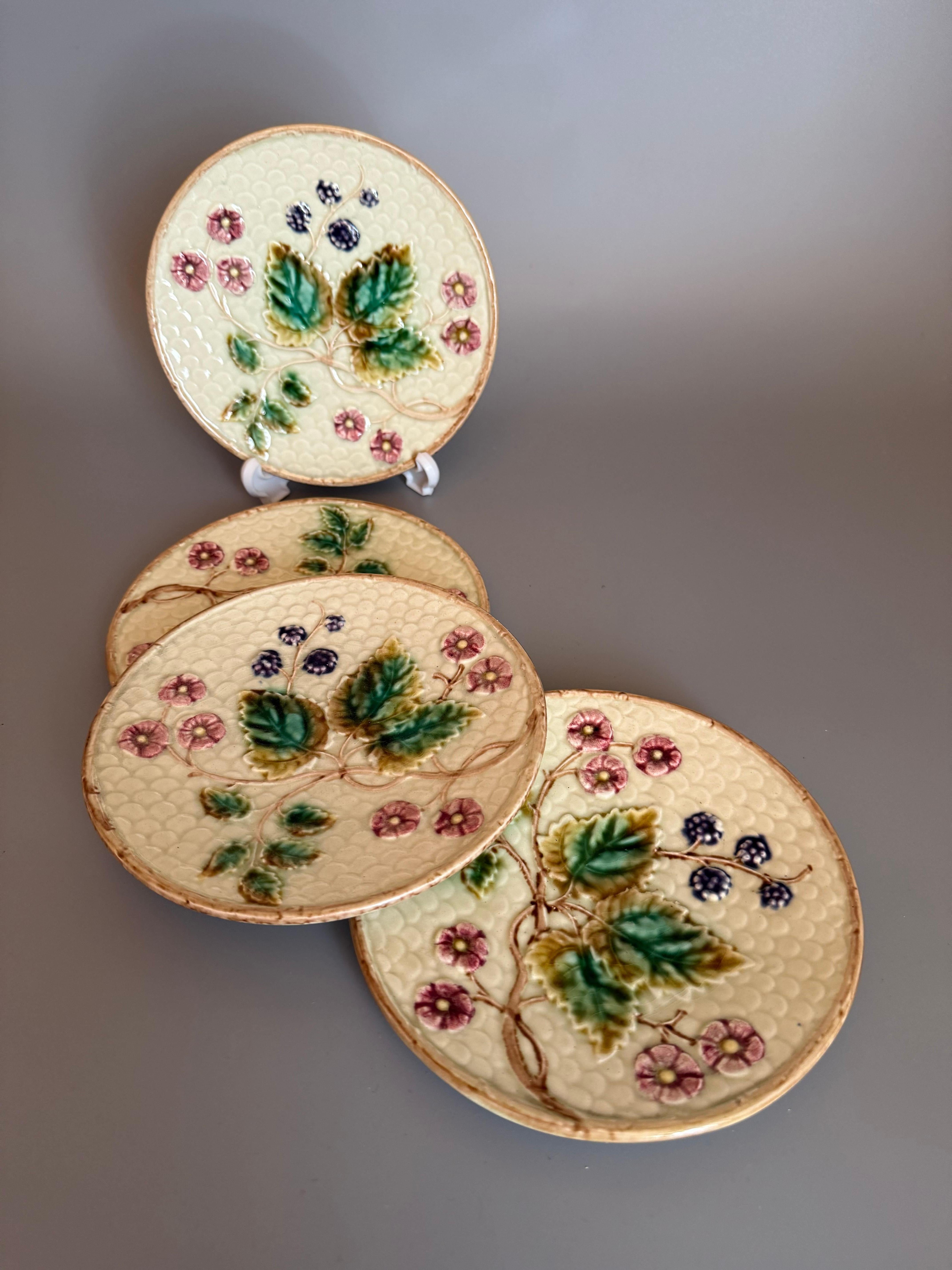 Art Nouveau Majolique Mûres Quatre Piates Rörstrand Suède 1910 en vente 1