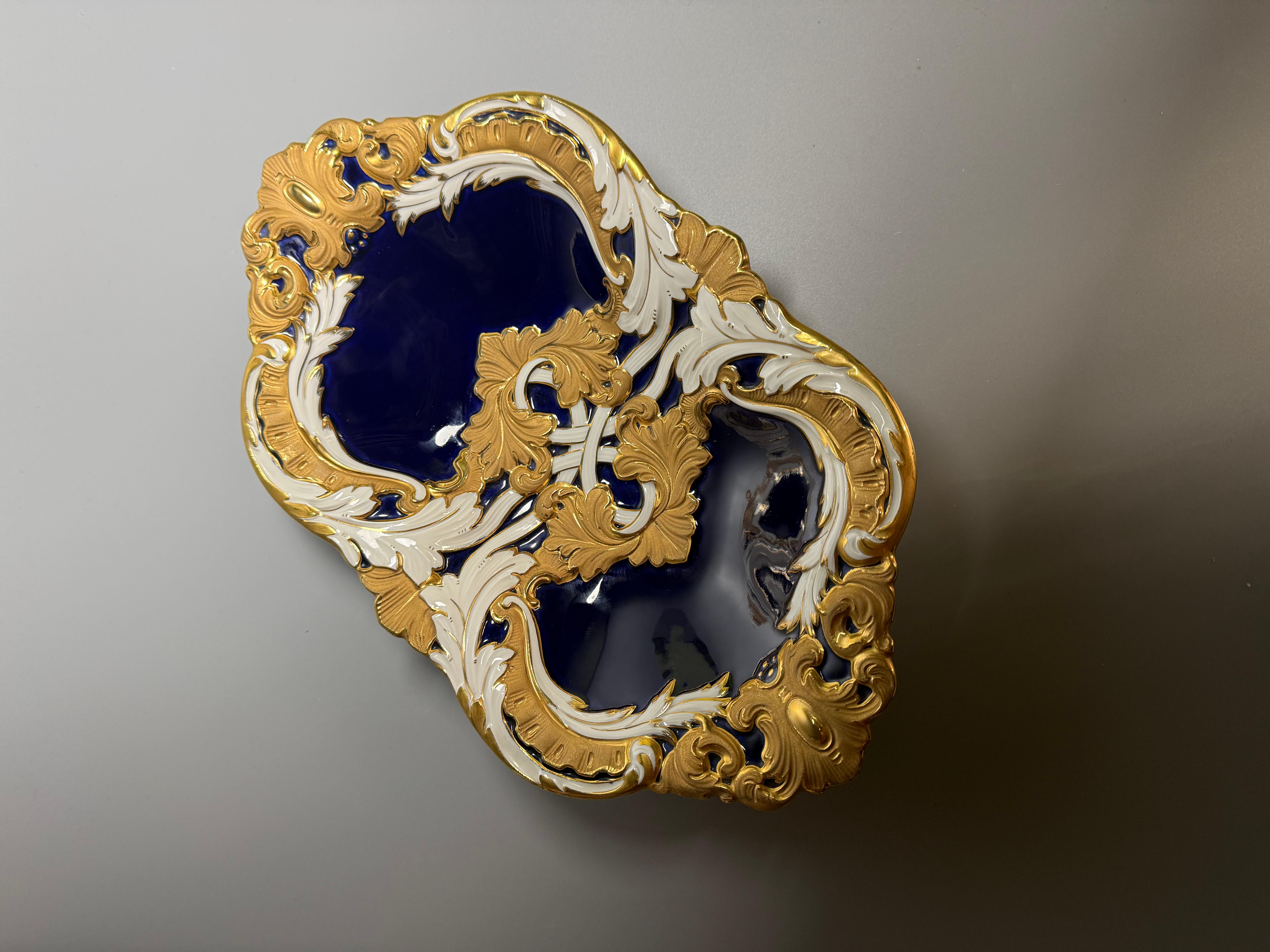 Rococo Meissen B Form Serving Dish Bowl Cobalt Gold In Good Condition For Sale In Uppsala , SE