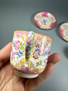 Zwei Demitasse-Tassen im Rokoko-Stil, Minton, England, handbemalt, 1912–1928