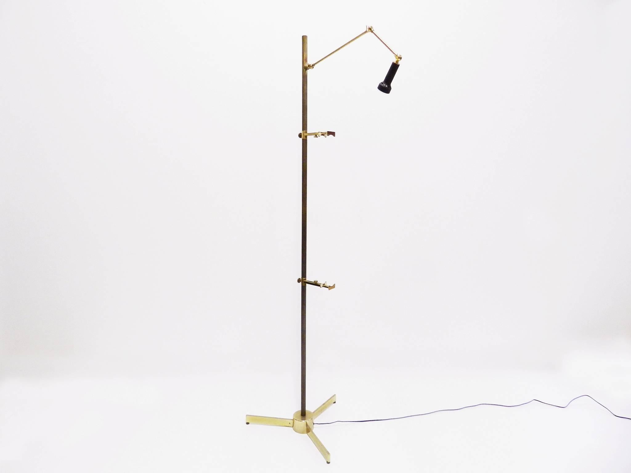 Rare and totally original Easel lamp mod. Cavalletto
Designed by Angelo Lelli.
Brass and painted aluminum, circa 1950, Italy.