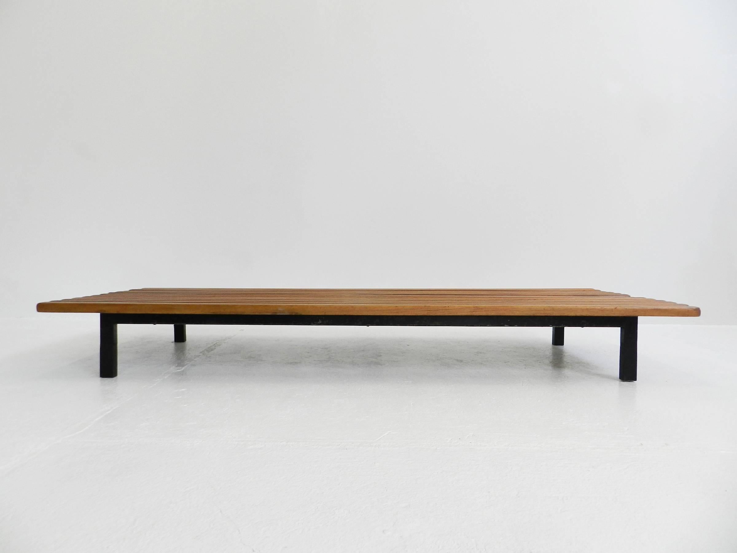 A mahogany slat bench from Cité Cansado in Mauritania.

Manufactured by Steph Simon (France), circa 1950.
Wood, lacquered metal frame and legs.

Provenance: Cansado, Mauritania (Africa).