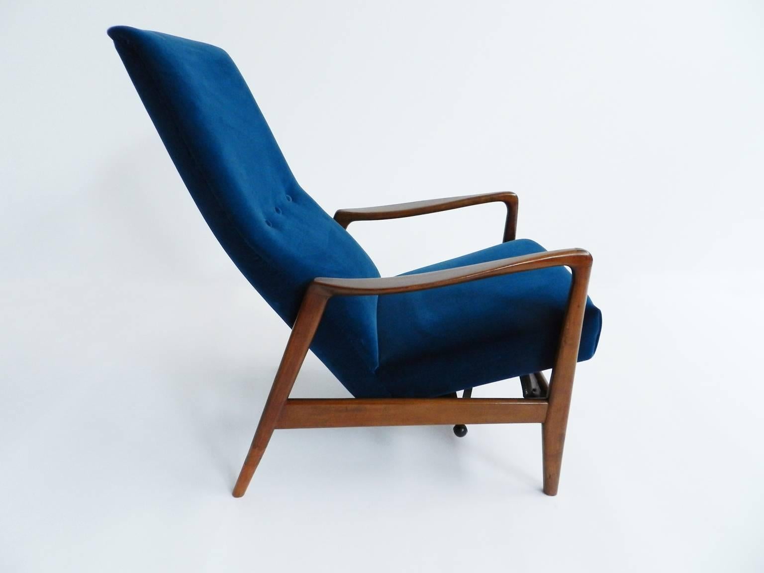 Beautiful adjustable lounge chair chosen by Gio Ponti for the hotel Parco Dei Principi in Sorrento.

Totally reupholstered in 