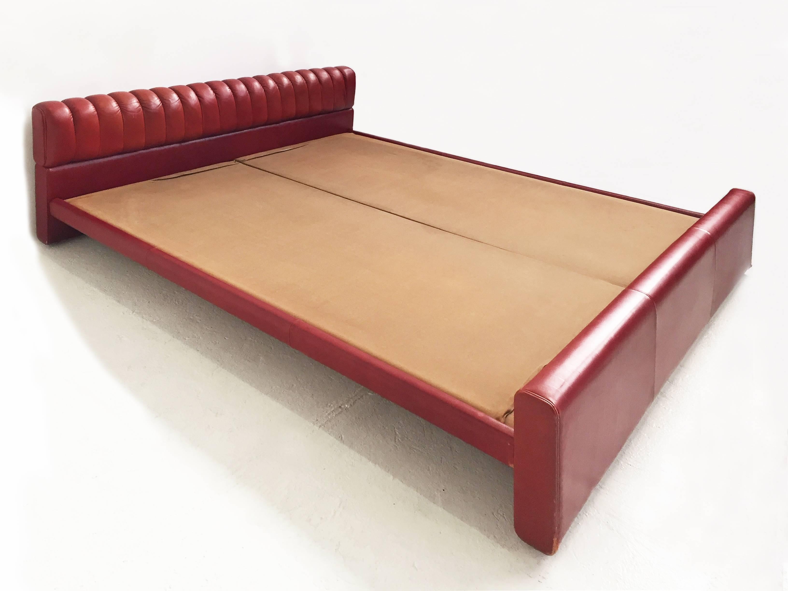 Beautiful patina leather bed produced by Poltrona Frau in the 1972.
Designed by Luigi Massoni.

Size of the mattress 200 cm. long
Seating HT. without mattress 22 cm.

Literature
Repertorio 1950-1980, Giuliana Graminia, p.373, Arnoldo