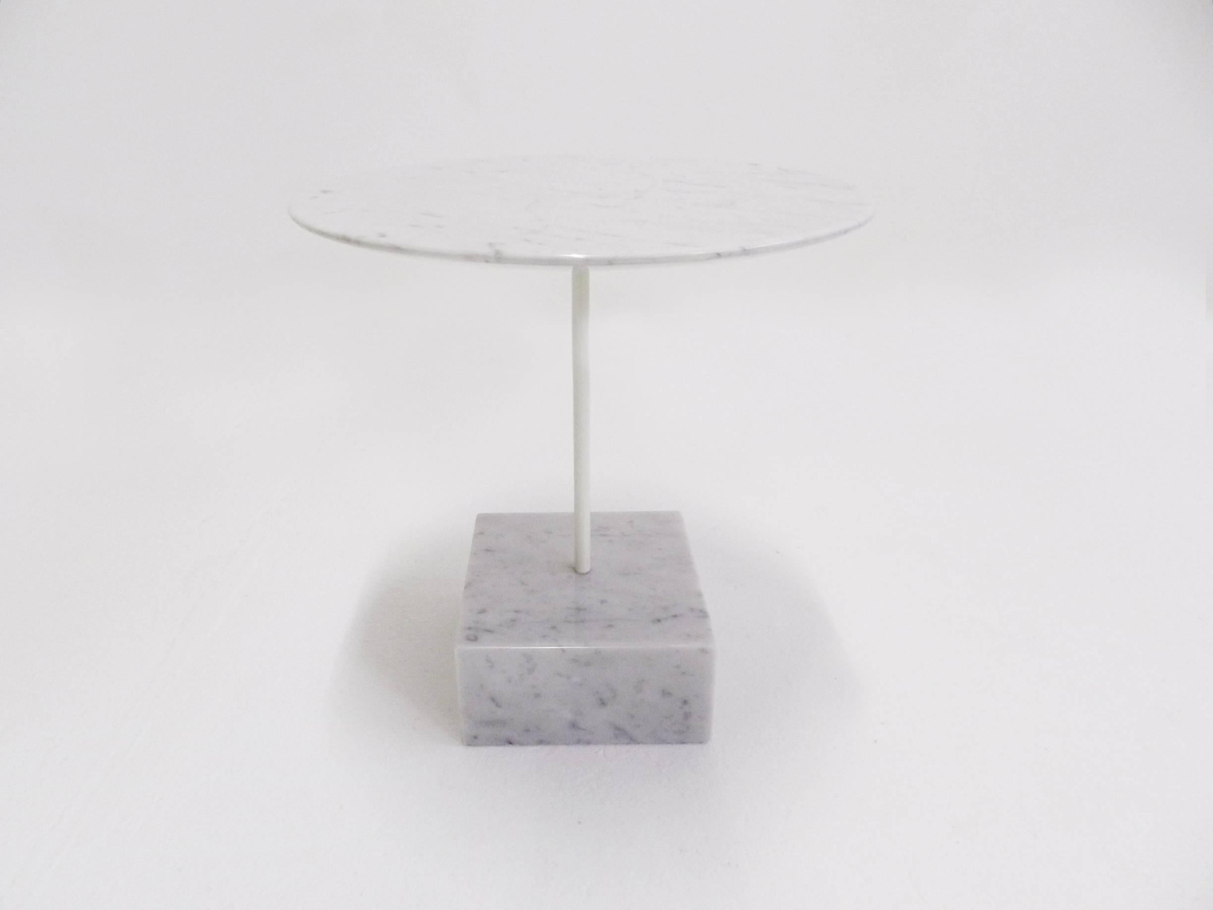 Minimal and architectural coffee table model Primavera made in white Carrara marble and lacquered metal designed by Ettore Sottsass.