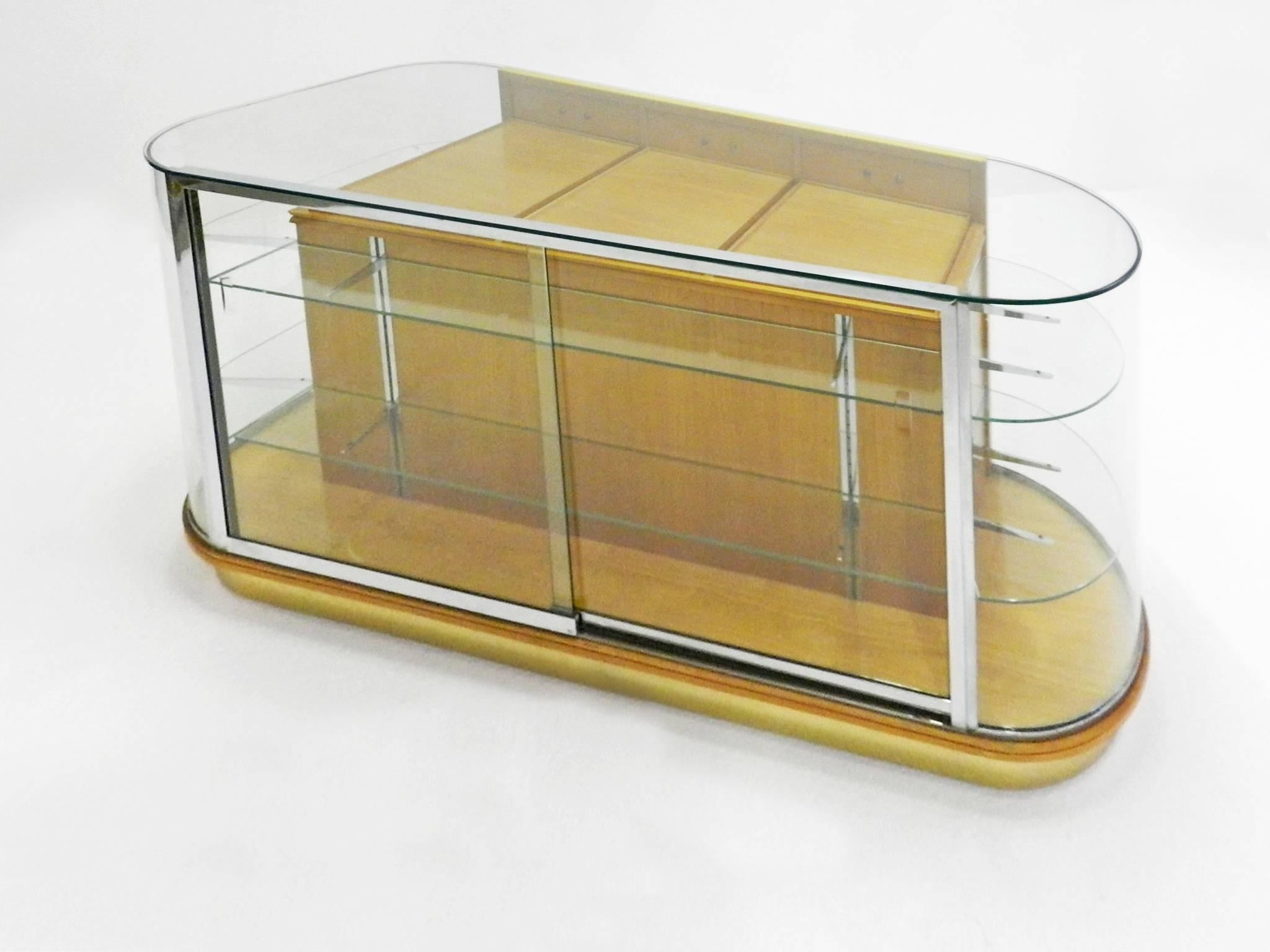 Super high quality late 1960 Vetrine made in Switzerland.
Beautiful shiny brass and stainless steel details.
Massive and curved glass and a chest of drawers.
 