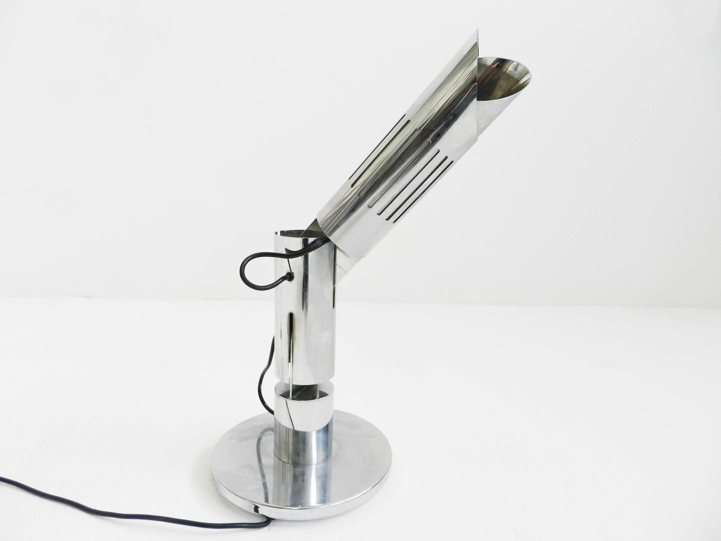 Big Adjustable Metal Chrome Table Lamp In Excellent Condition For Sale In Morbio Inferiore, CH
