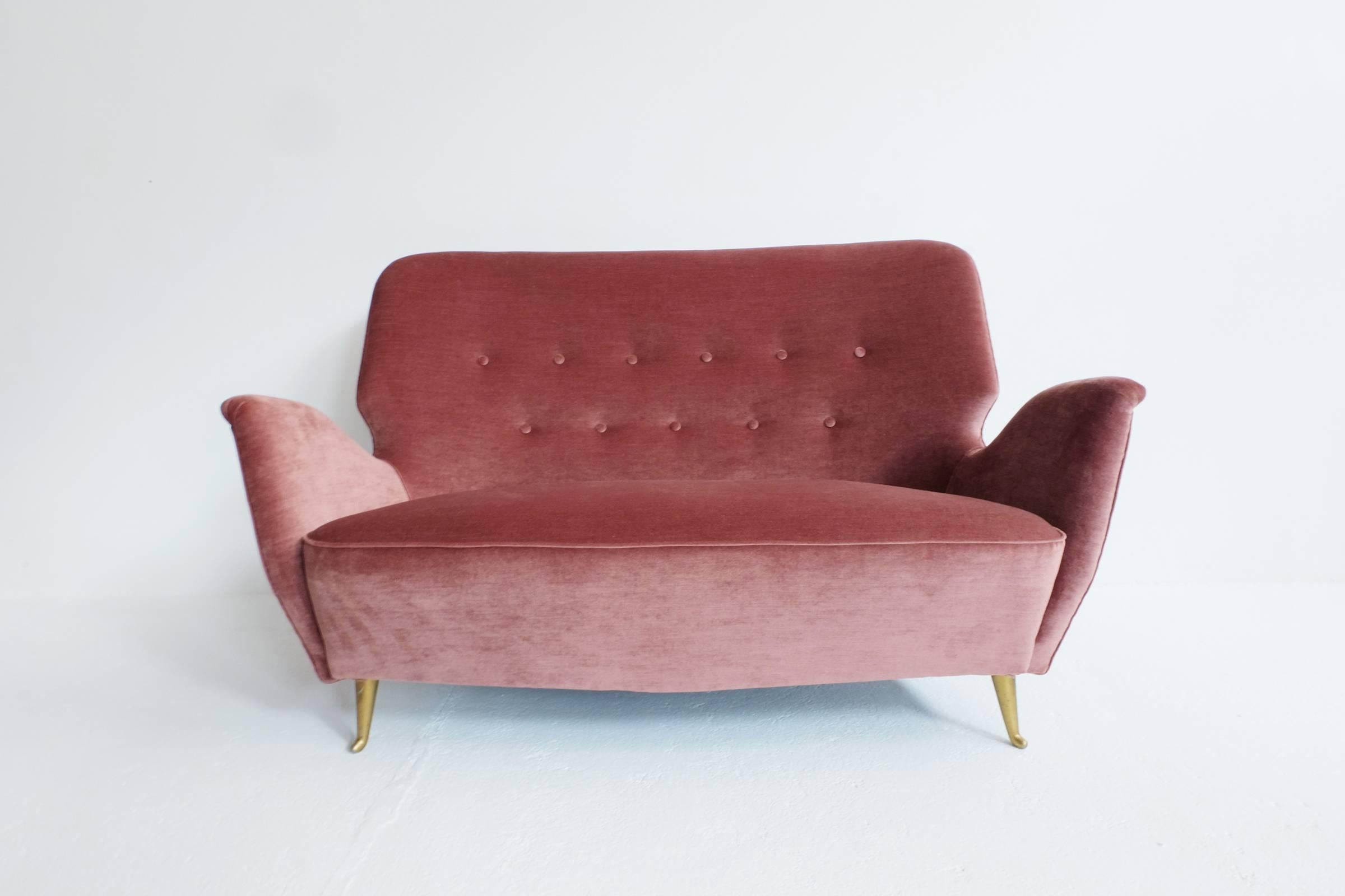Small elegant and cozy sofa reupholstered in new dust rose velvet with gilt metal legs.
Made by Arredamenti ISA, Bergamo.
