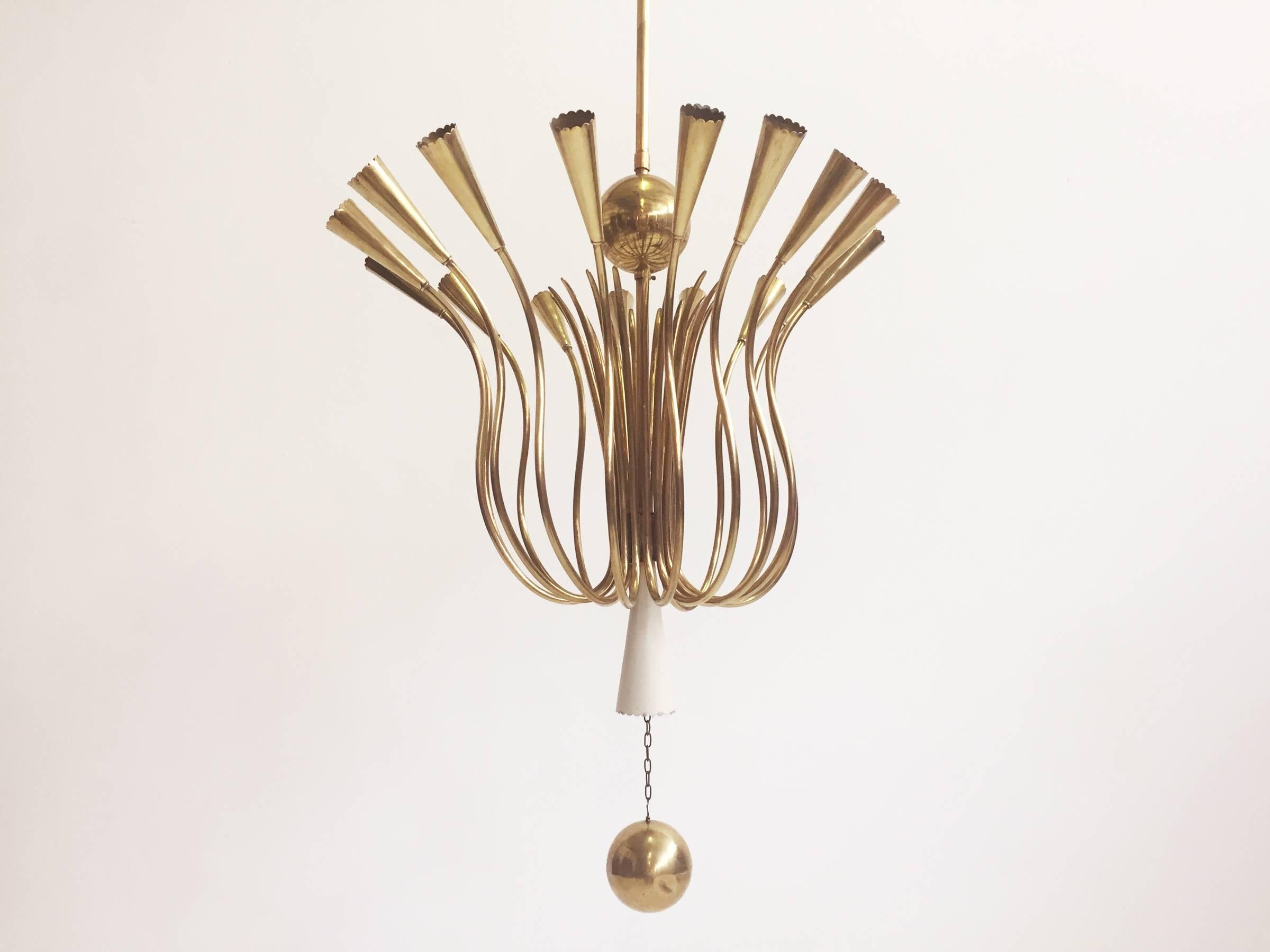 Stunning chandelier with pendant brass bowl
Attributed to Stilnovo.
