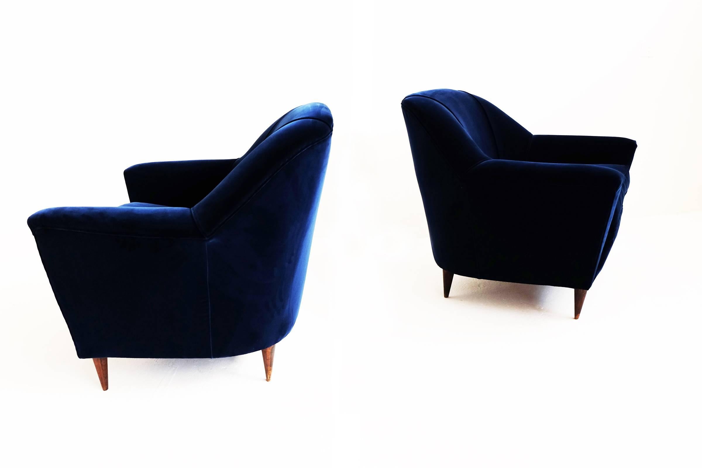 Designed by Ico Parisi and produced by Ariberto Colombo, Italy, circa 1950
Totally new upholstery in first class deep blue velvet, feather pillows and wood.
 