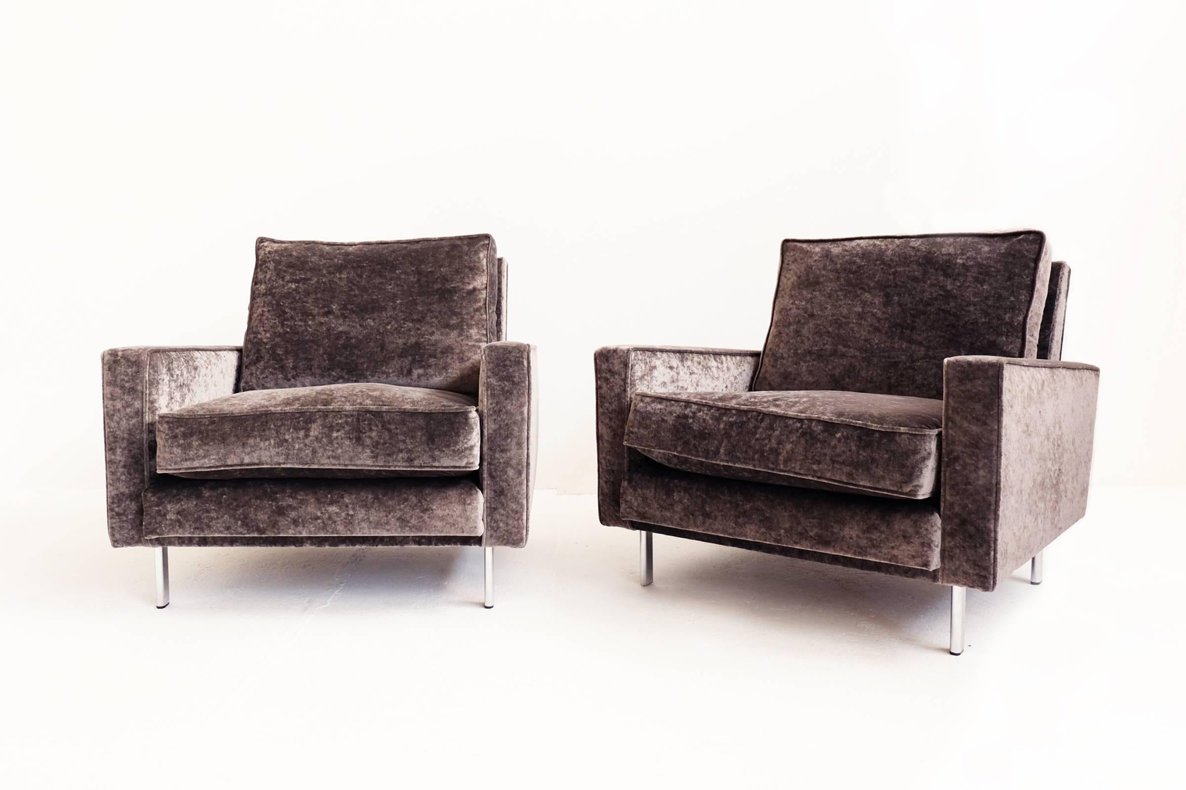 Beautiful pair of super clean line armchairs in the minimal style of Harvey Probber or George Nelson.
Fully refined in first class velvet flax, deep mud color
Feather padded pillows.