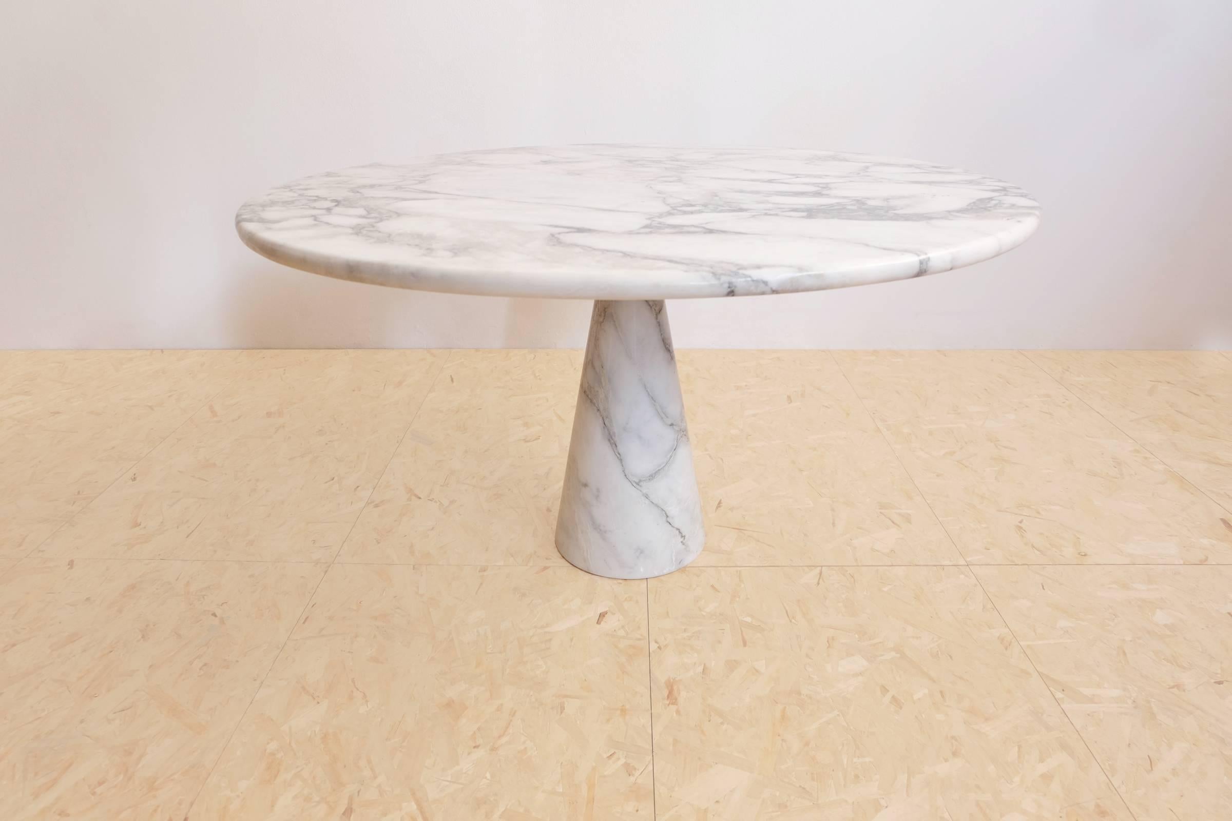 Round Angelo Mangiarotti marble table model M1 designed in the 1969 and manufactured by Skipper in Italy. 
Two-piece construction, measure: 3cm thick tabletop.