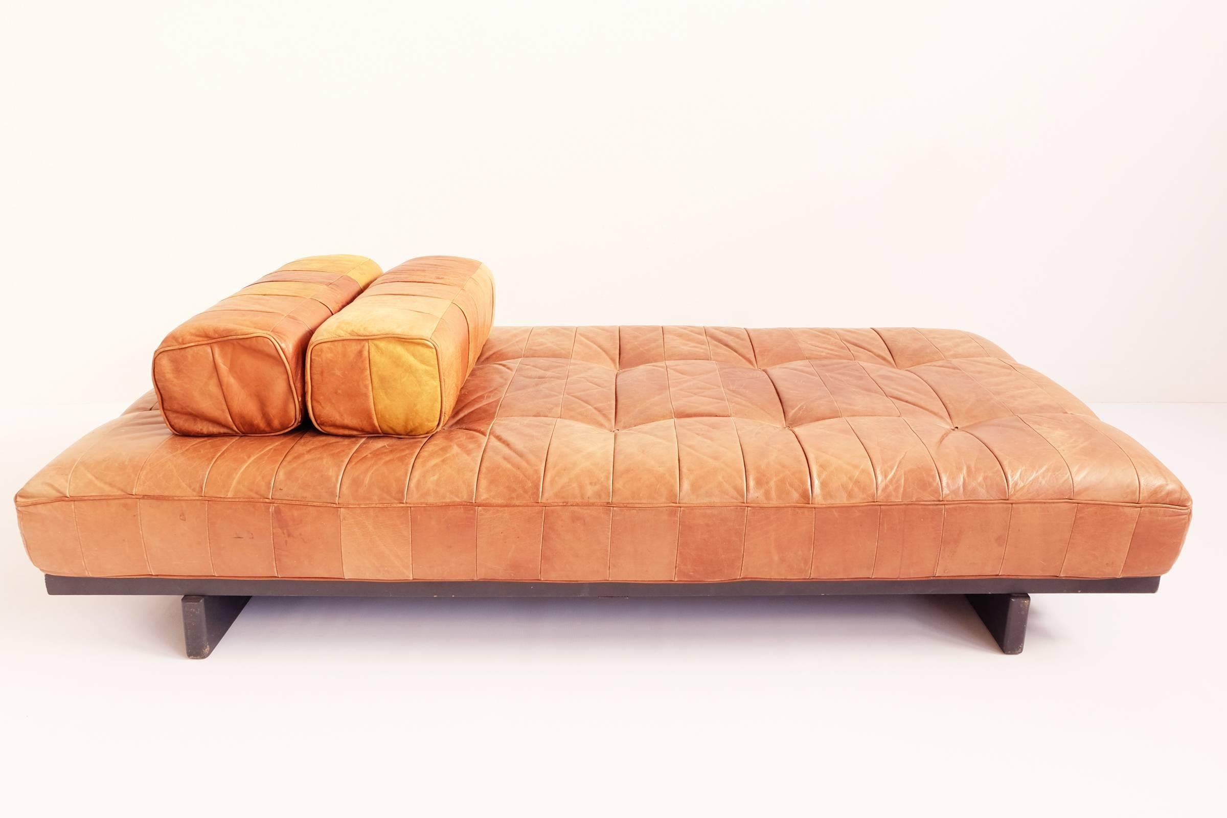 Iconic day bed with beautiful patina leather
It comes with two leather pillows.
